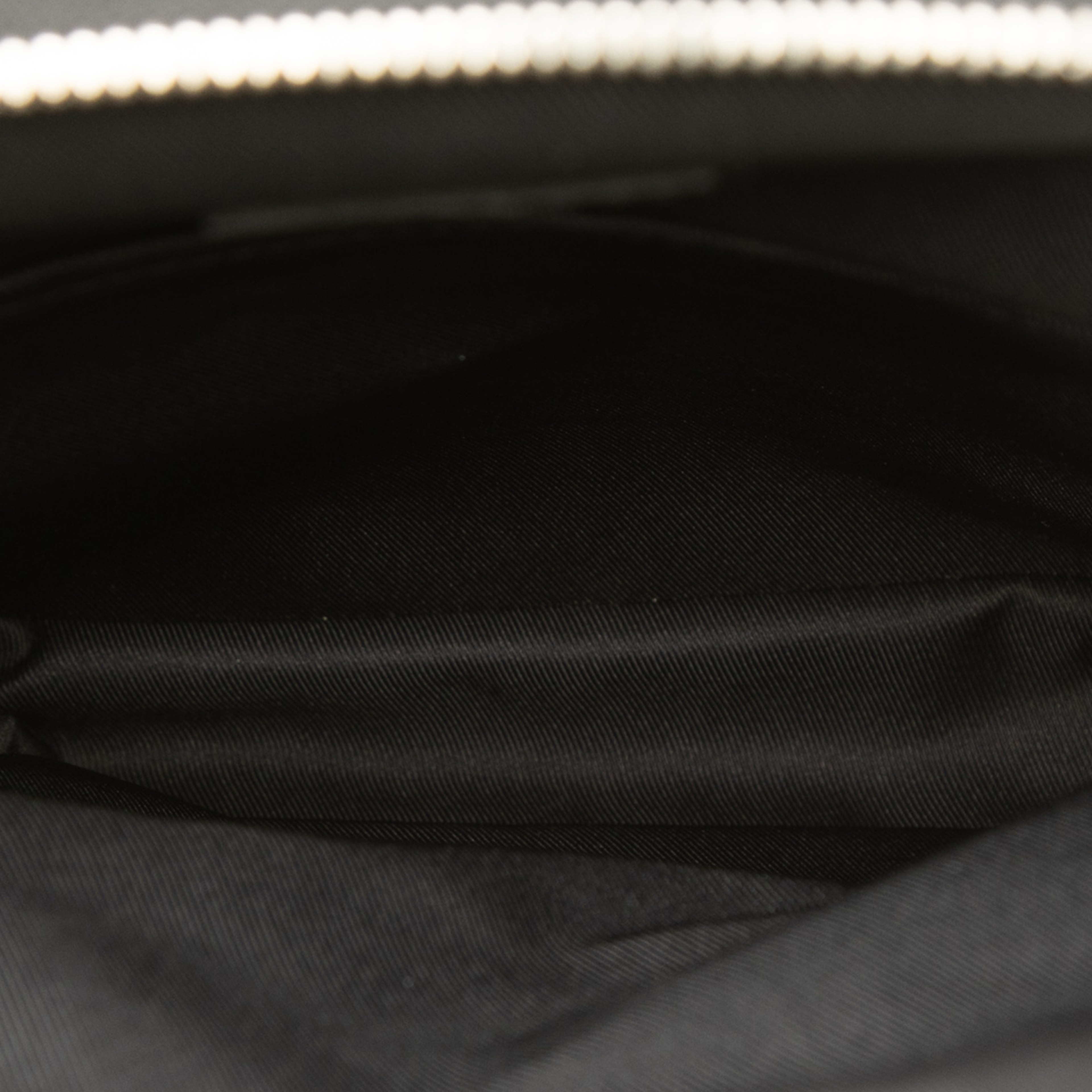 Louis Vuitton Damier Graphite Avenue Sling, från Luxclusif, i färgen svart. Klicka för att öppna bilden i stort format