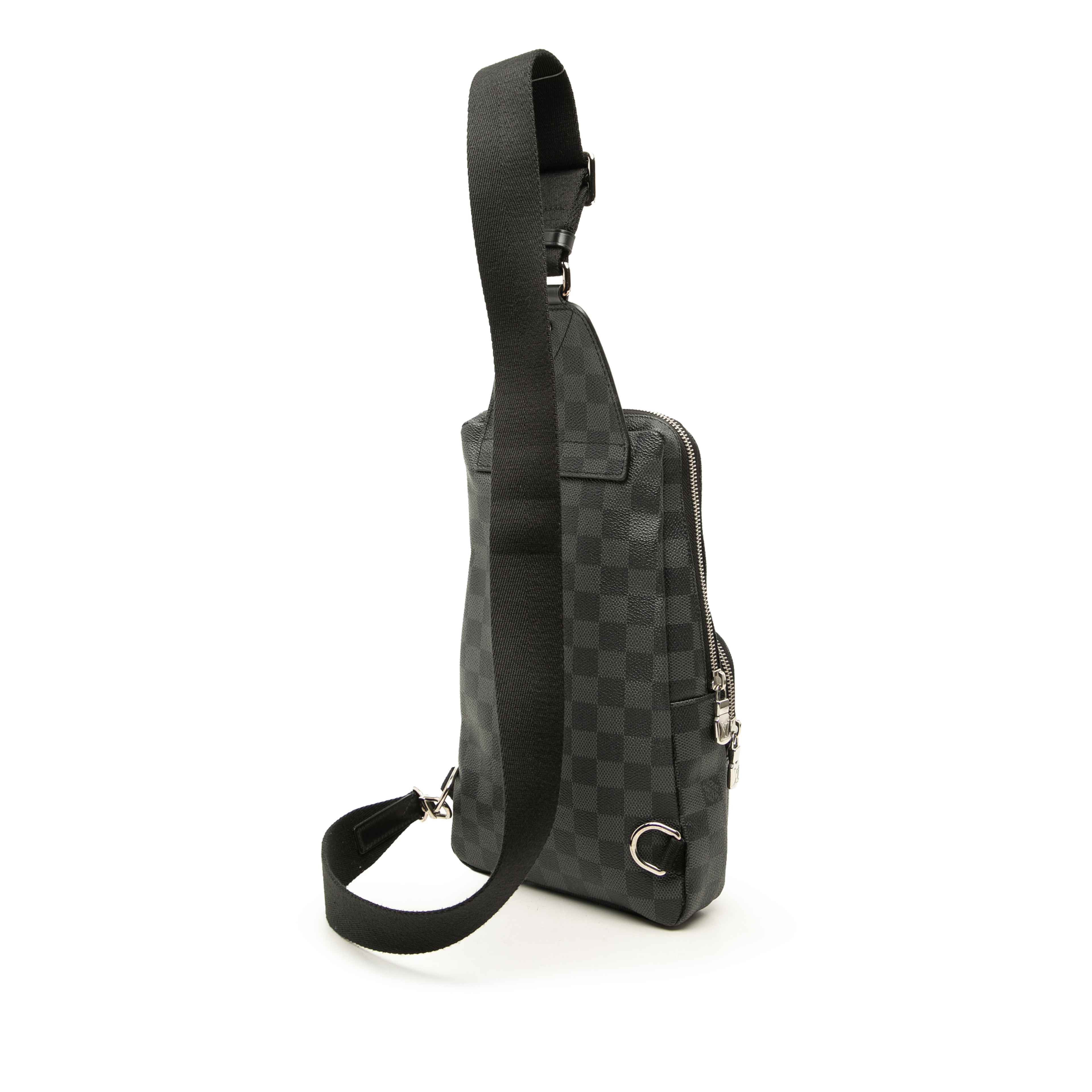 Louis Vuitton Damier Graphite Avenue Sling, från Luxclusif, i färgen svart. Klicka för att öppna bilden i stort format