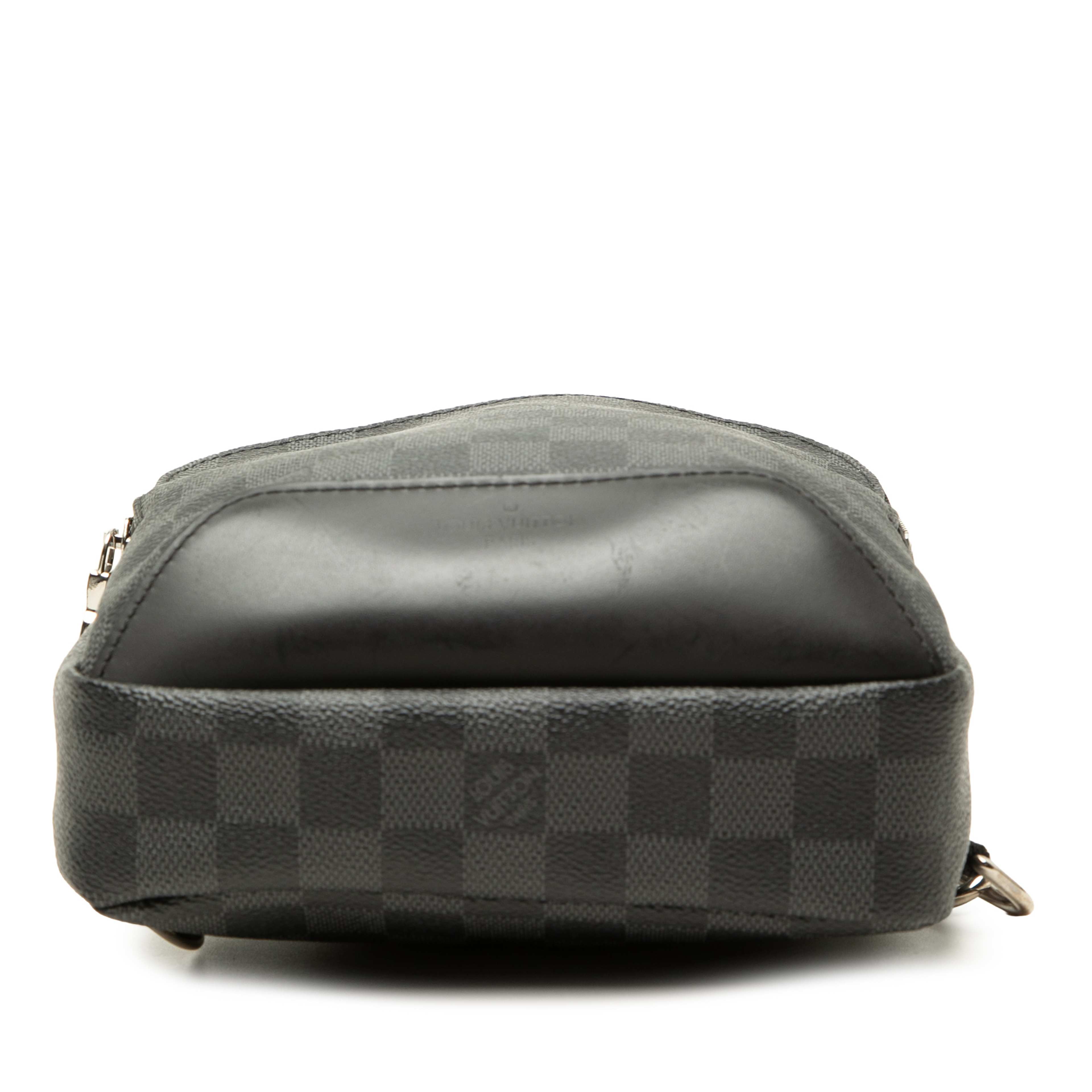 Louis Vuitton Damier Graphite Avenue Sling, från Luxclusif, i färgen svart. Klicka för att öppna bilden i stort format