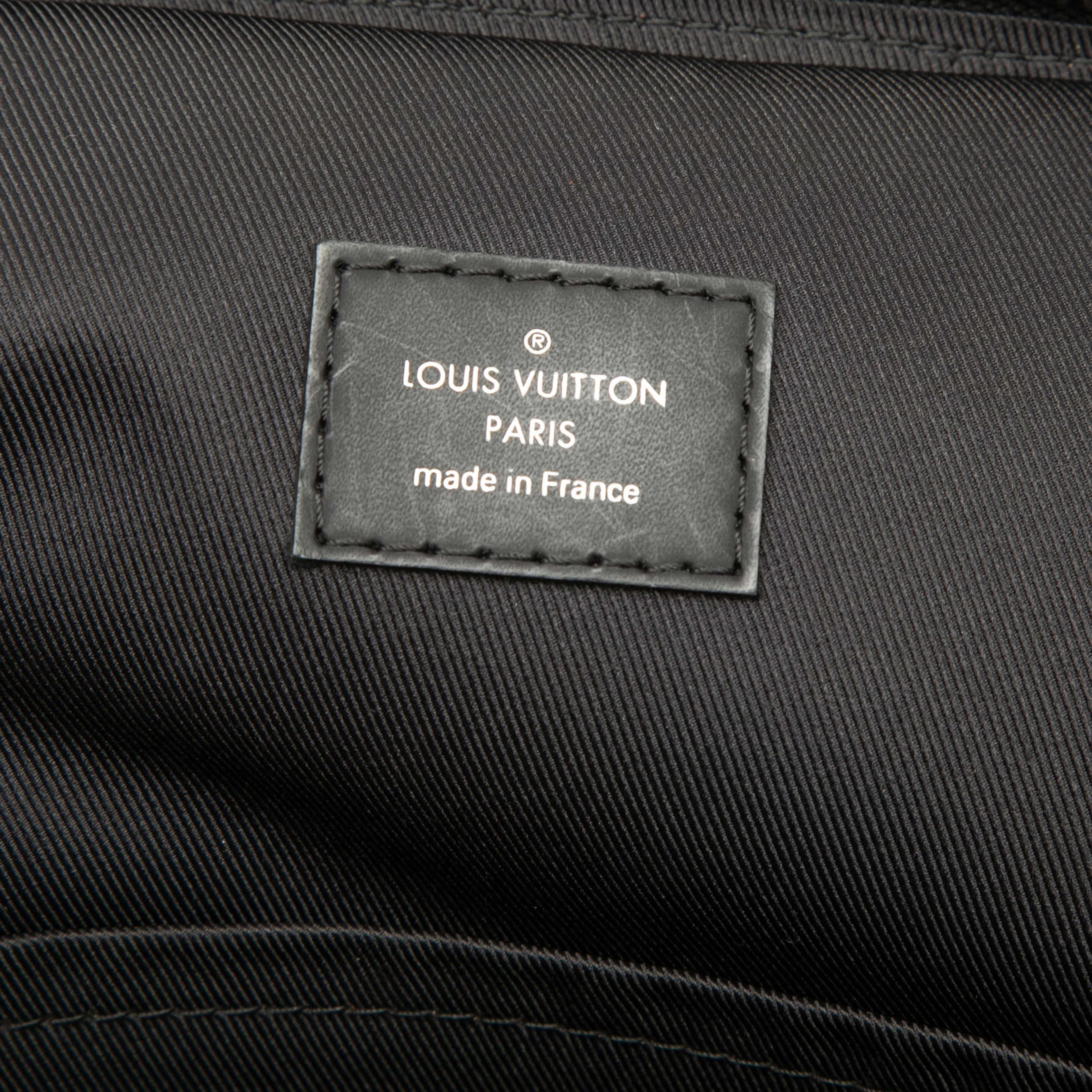 Louis Vuitton Damier Graphite Avenue Sling, från Luxclusif, i färgen svart. Klicka för att öppna bilden i stort format
