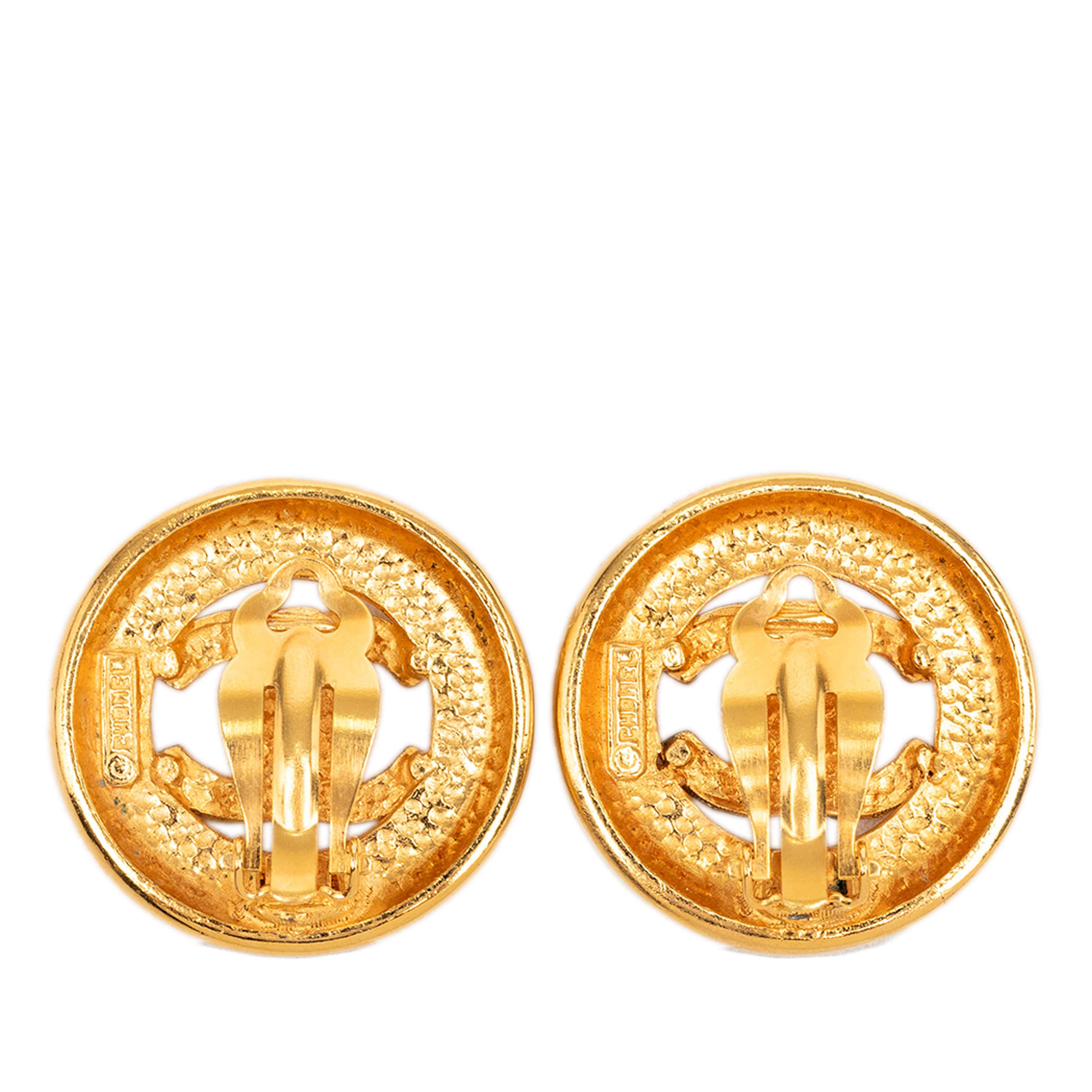 Chanel Cc Gold Plated Round Clip On Earrings, från Luxclusif, i färgen gold. Klicka för att öppna bilden i stort format