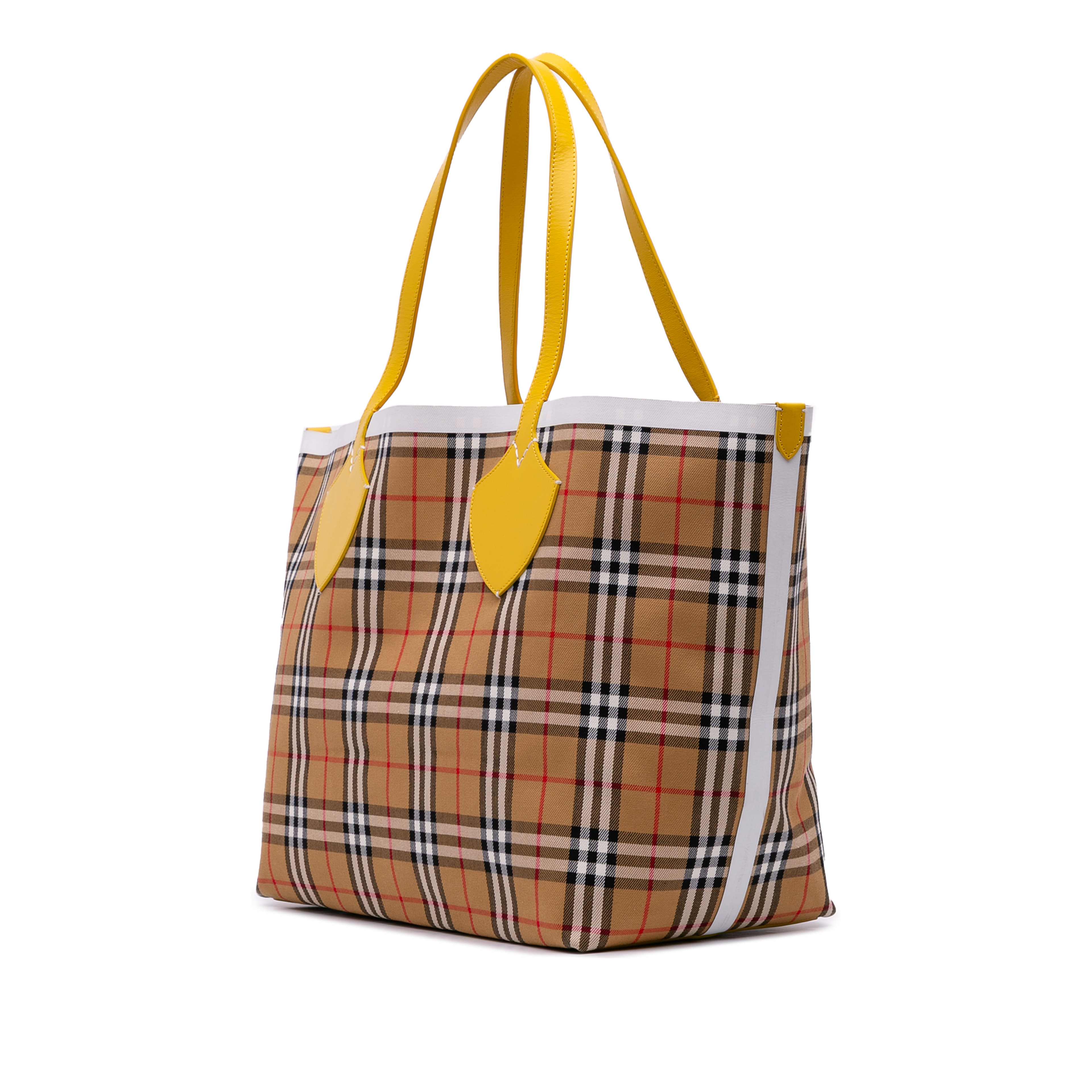 Burberry House Check Canvas The Giant Reversible Tote, från Luxclusif, i färgen beige.