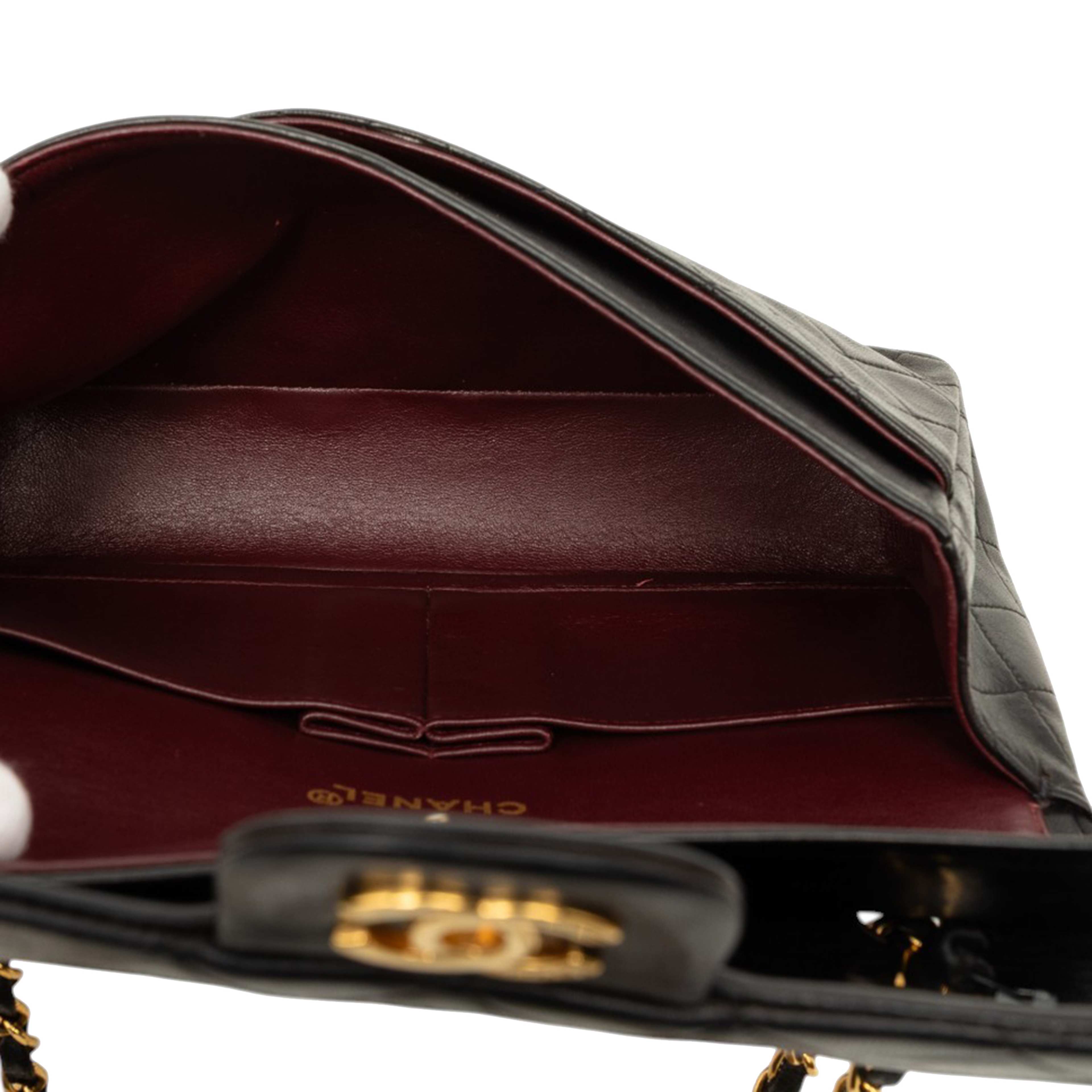 Chanel Medium Classic Lambskin Double Flap, från Luxclusif, i färgen svart. Klicka för att öppna bilden i stort format