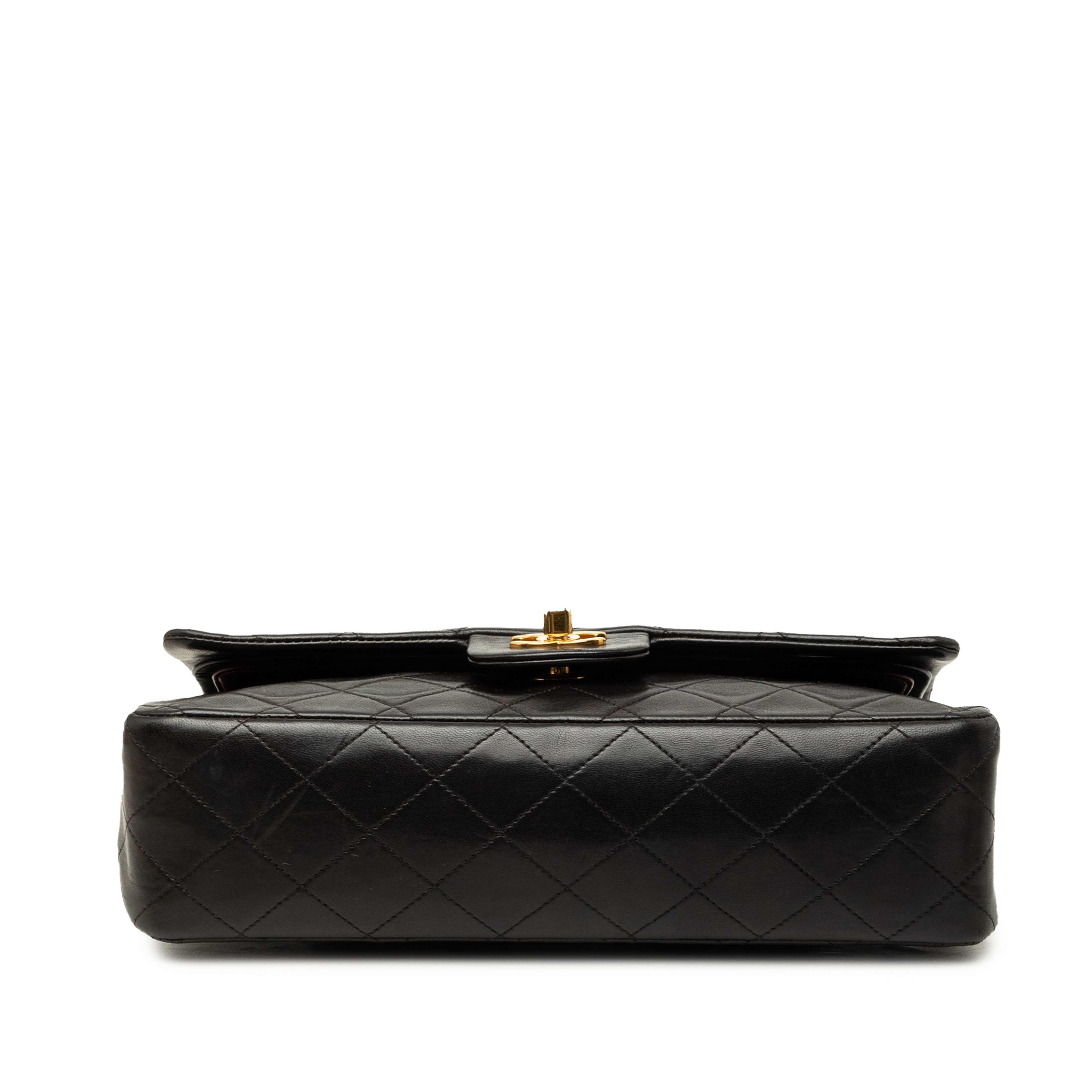 Chanel Medium Classic Lambskin Double Flap, från Luxclusif, i färgen svart. Klicka för att öppna bilden i stort format