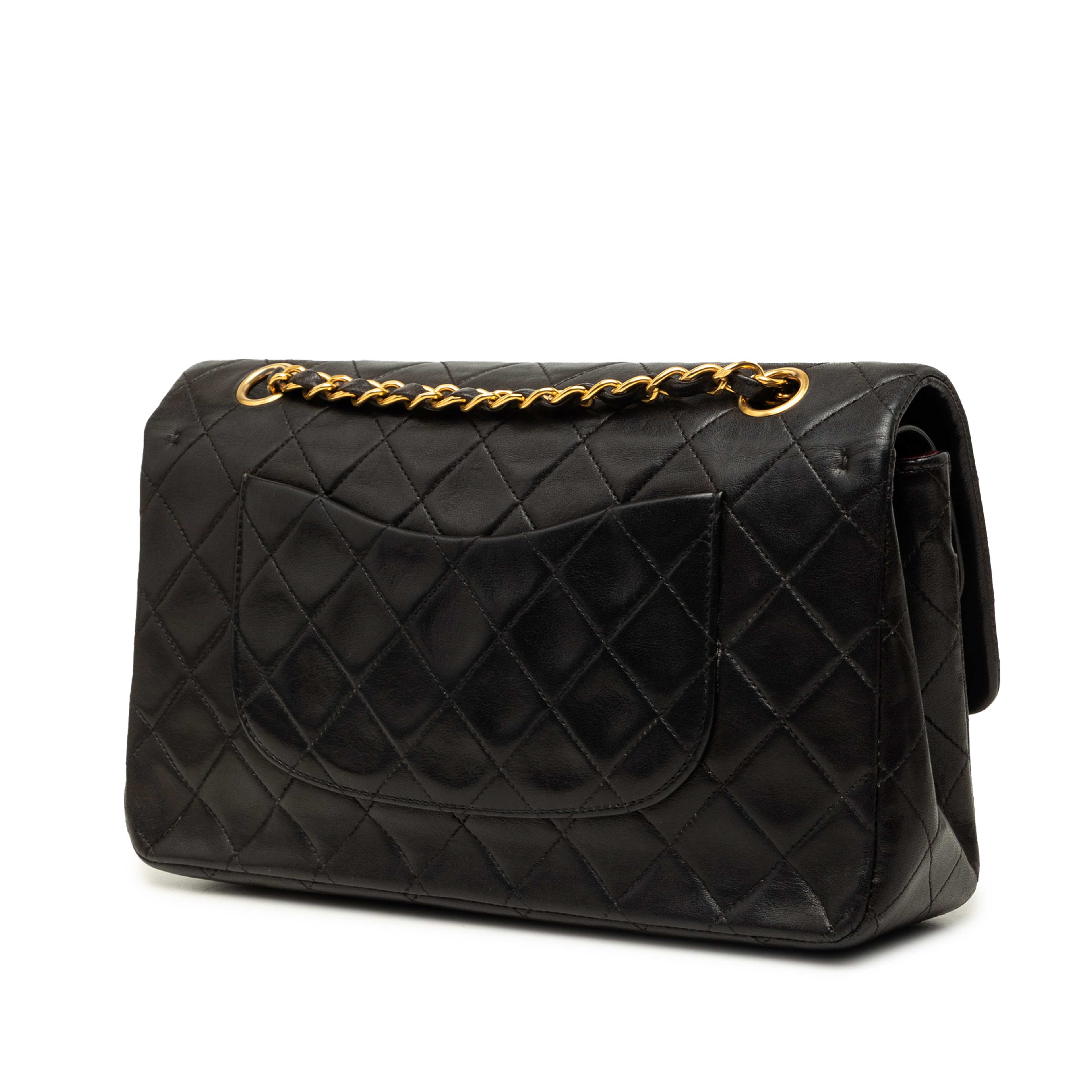 Chanel Medium Classic Lambskin Double Flap, från Luxclusif, i färgen svart. Klicka för att öppna bilden i stort format