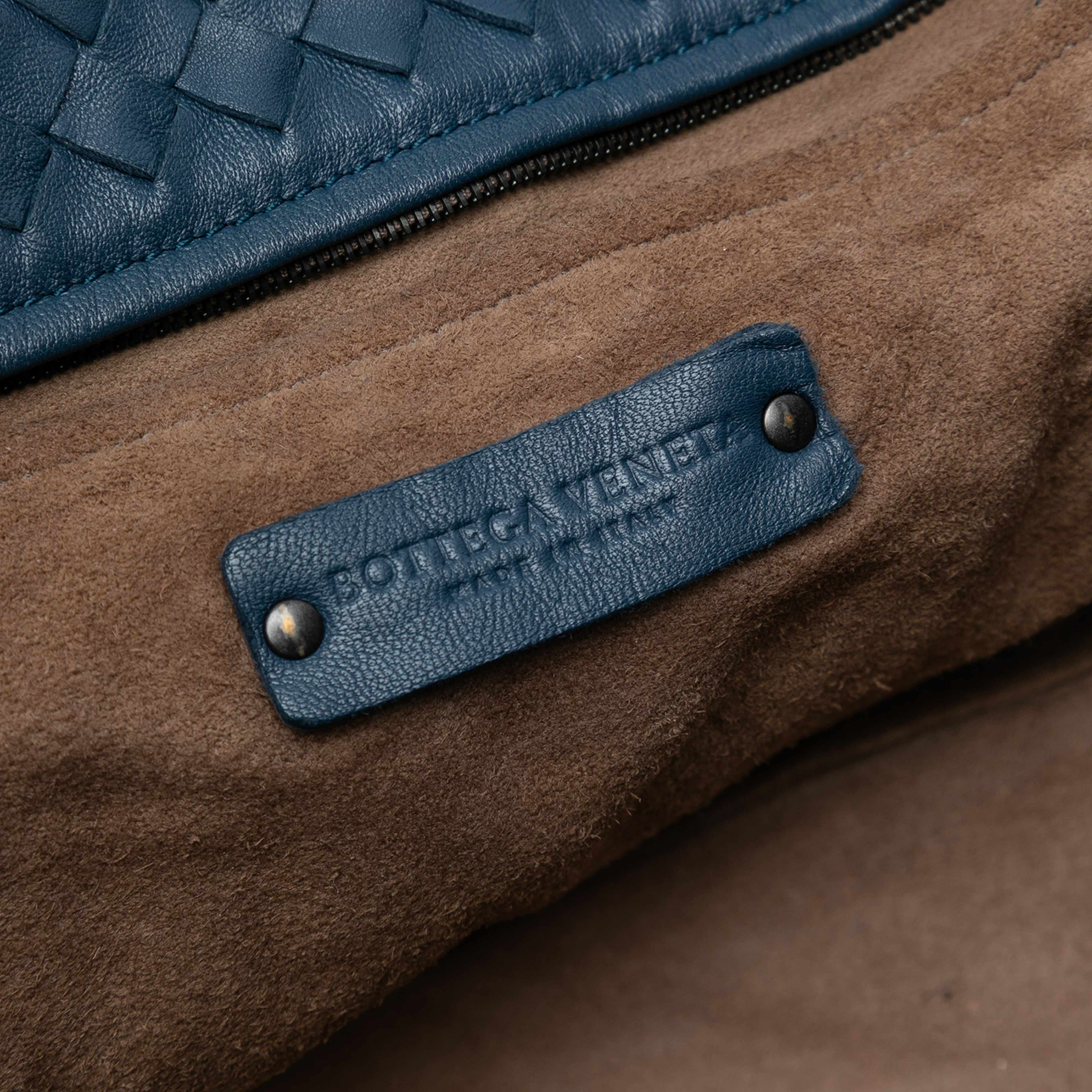 Bottega Veneta Large Nappa Intrecciato Cesta Tote, från Luxclusif, i färgen midnight blue. Klicka för att öppna bilden i stort format