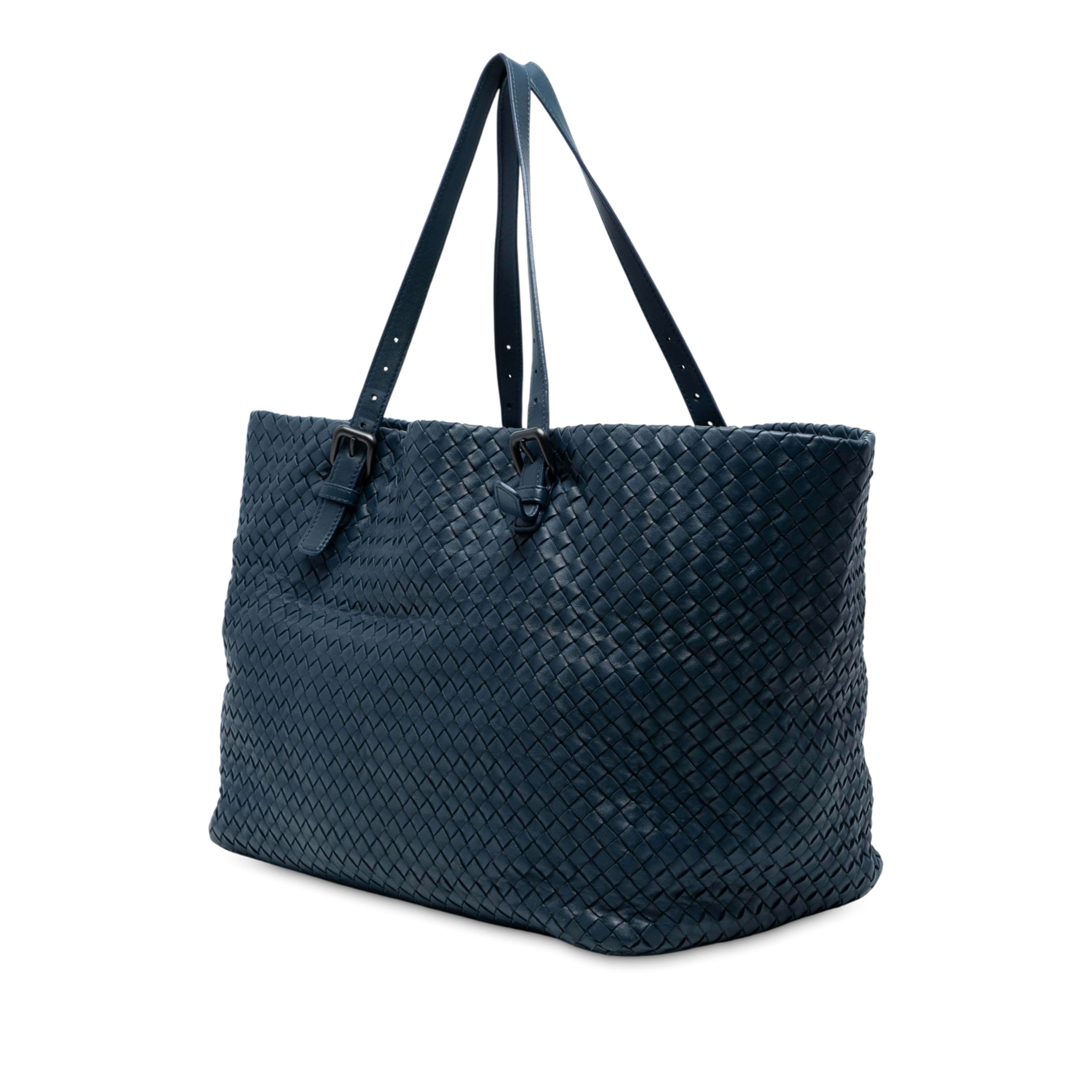 Bottega Veneta Large Nappa Intrecciato Cesta Tote, från Luxclusif, i färgen midnight blue. Klicka för att öppna bilden i stort format