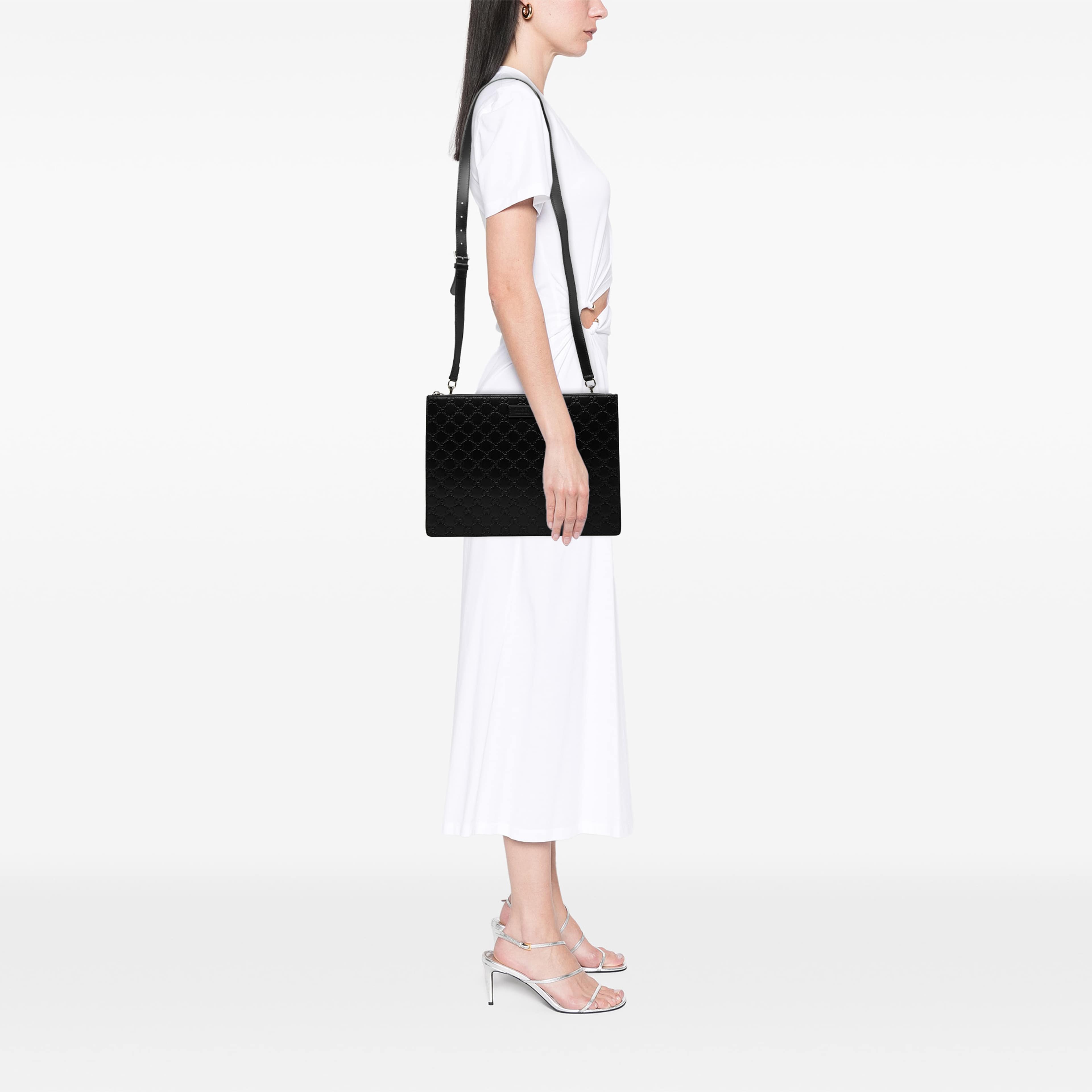 Gucci Guccissima Zip Messenger Bag, från Luxclusif, i färgen svart. Klicka för att öppna bilden i stort format