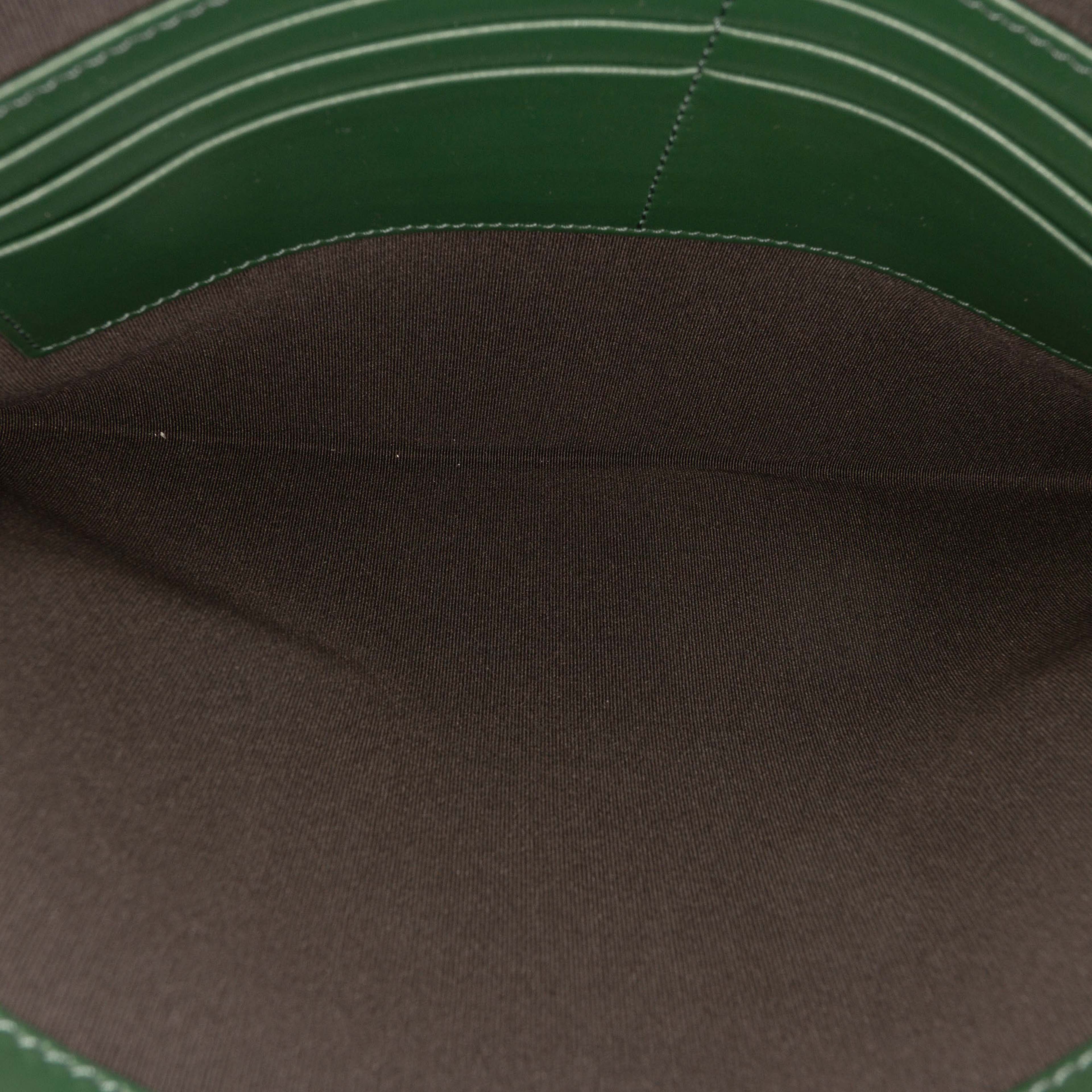 Burberry Embossed Leather Tb Monogram Clutch, från Luxclusif, i färgen dark green. Klicka för att öppna bilden i stort format