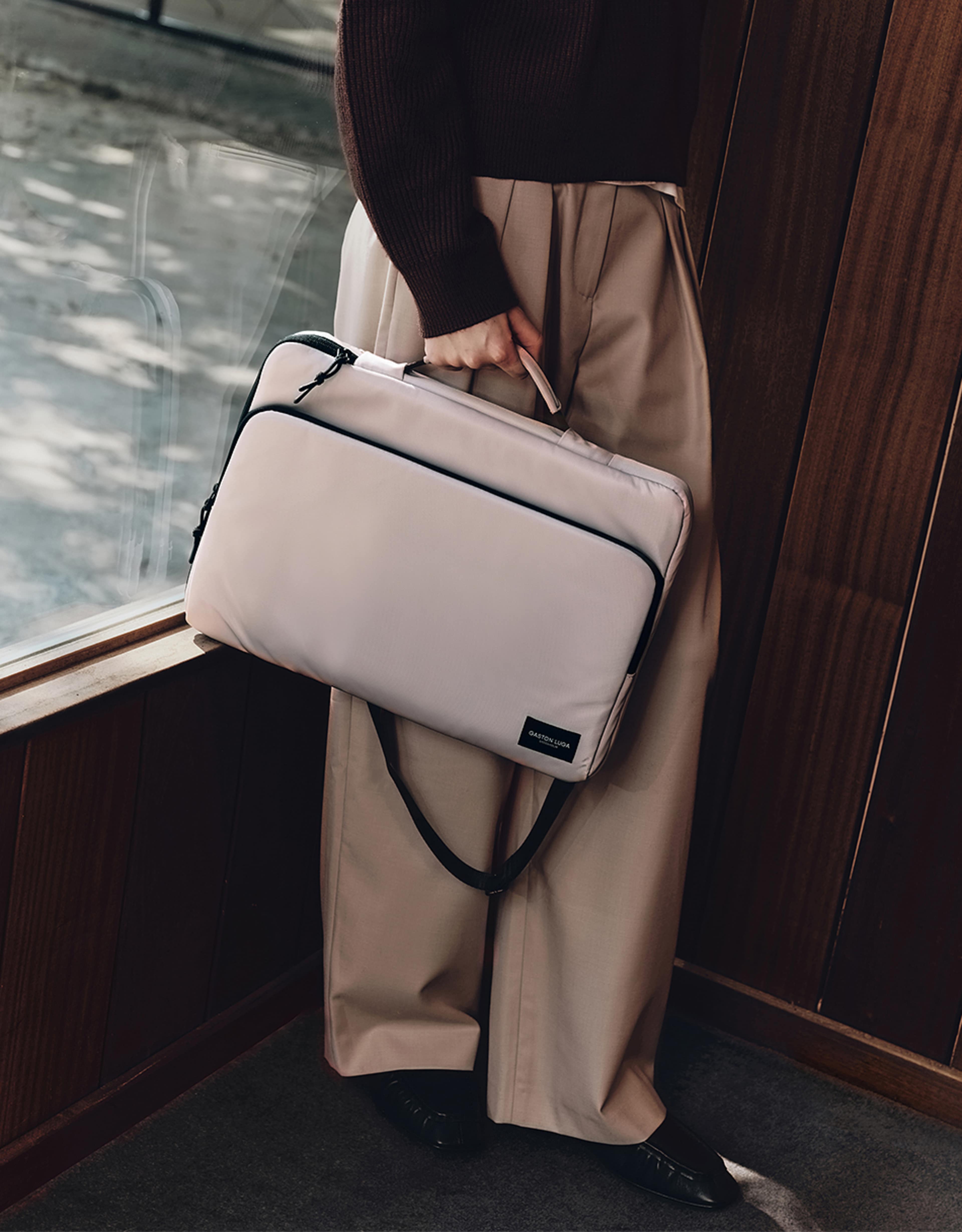 Däsh Cushioned Briefcase 15"/16", från Gaston Luga, i färgen taupe. Klicka för att öppna bilden i stort format