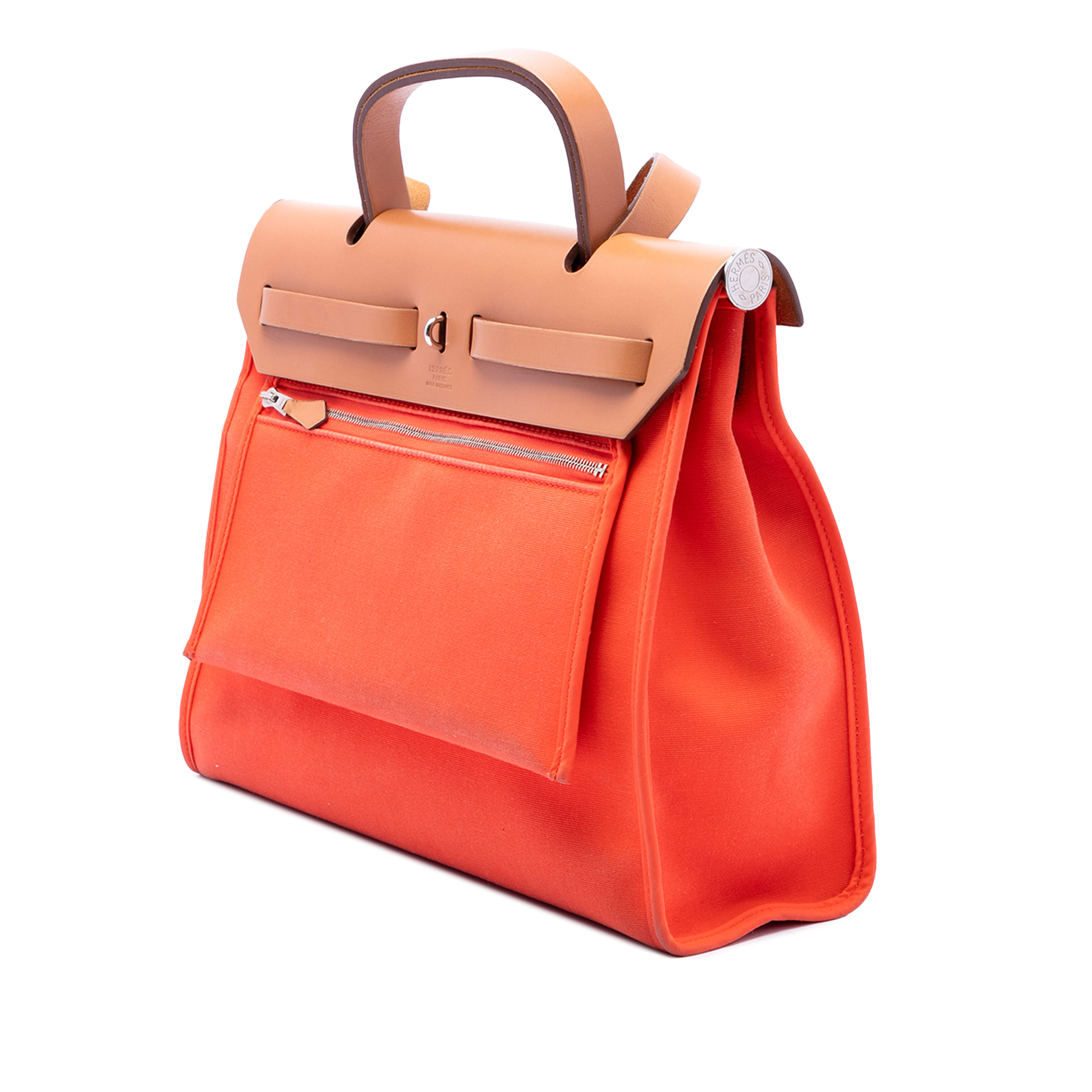 Hermès Toile Herbag Zip 31, från Luxclusif, i färgen orange. Klicka för att öppna bilden i stort format