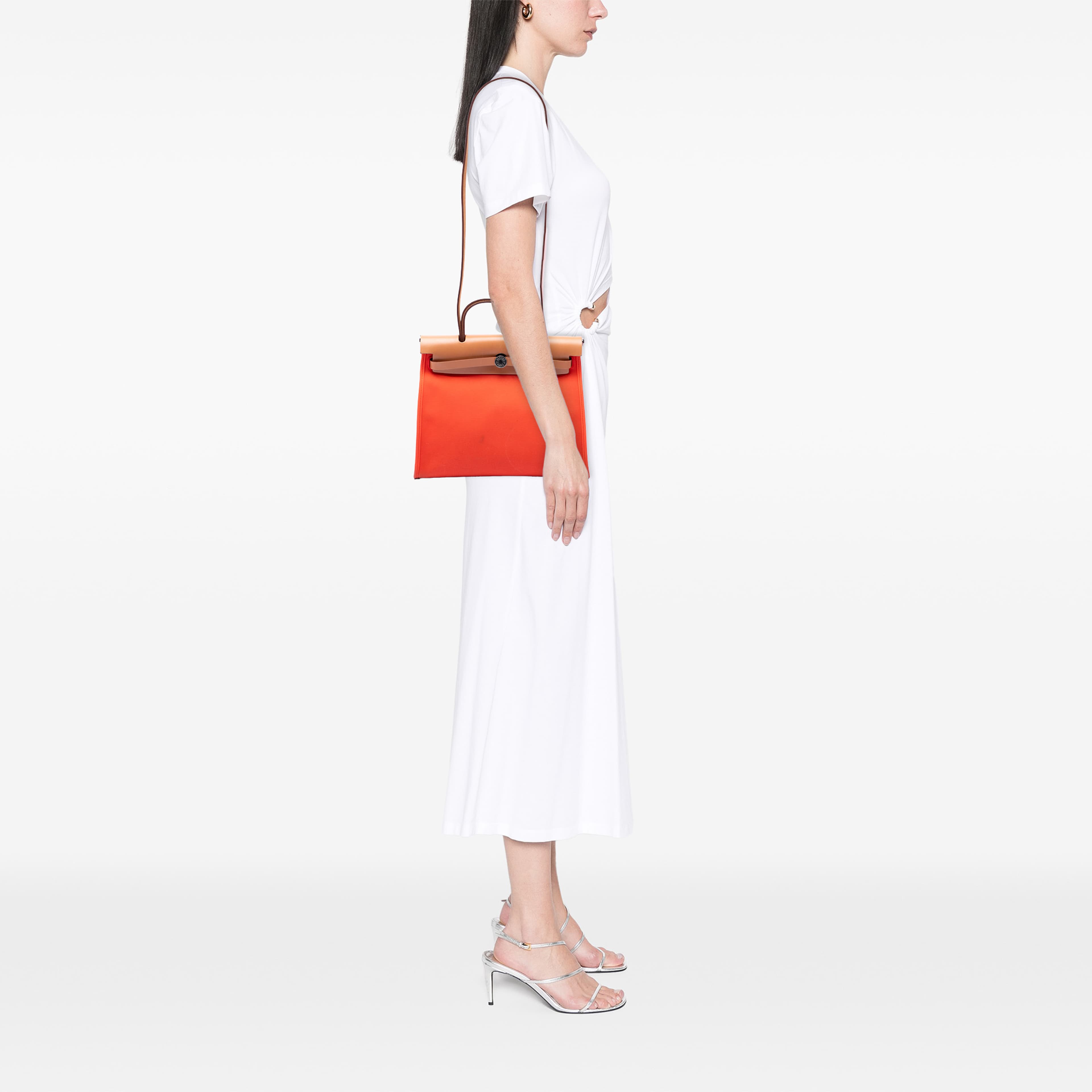 Hermès Toile Herbag Zip 31, från Luxclusif, i färgen orange. Klicka för att öppna bilden i stort format