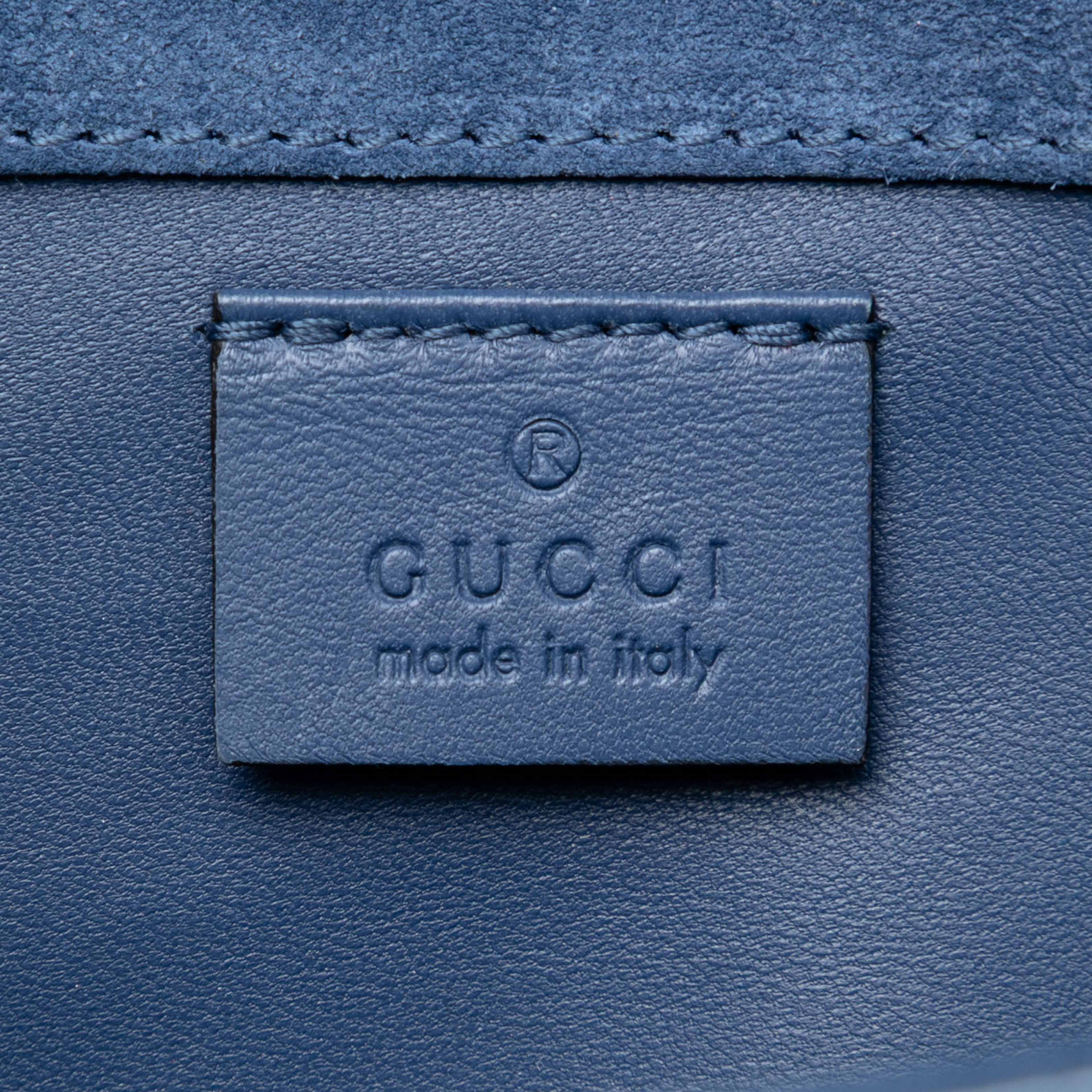 Gucci Microguccissima Patent Broadway Clutch, från Luxclusif, i färgen blue. Klicka för att öppna bilden i stort format