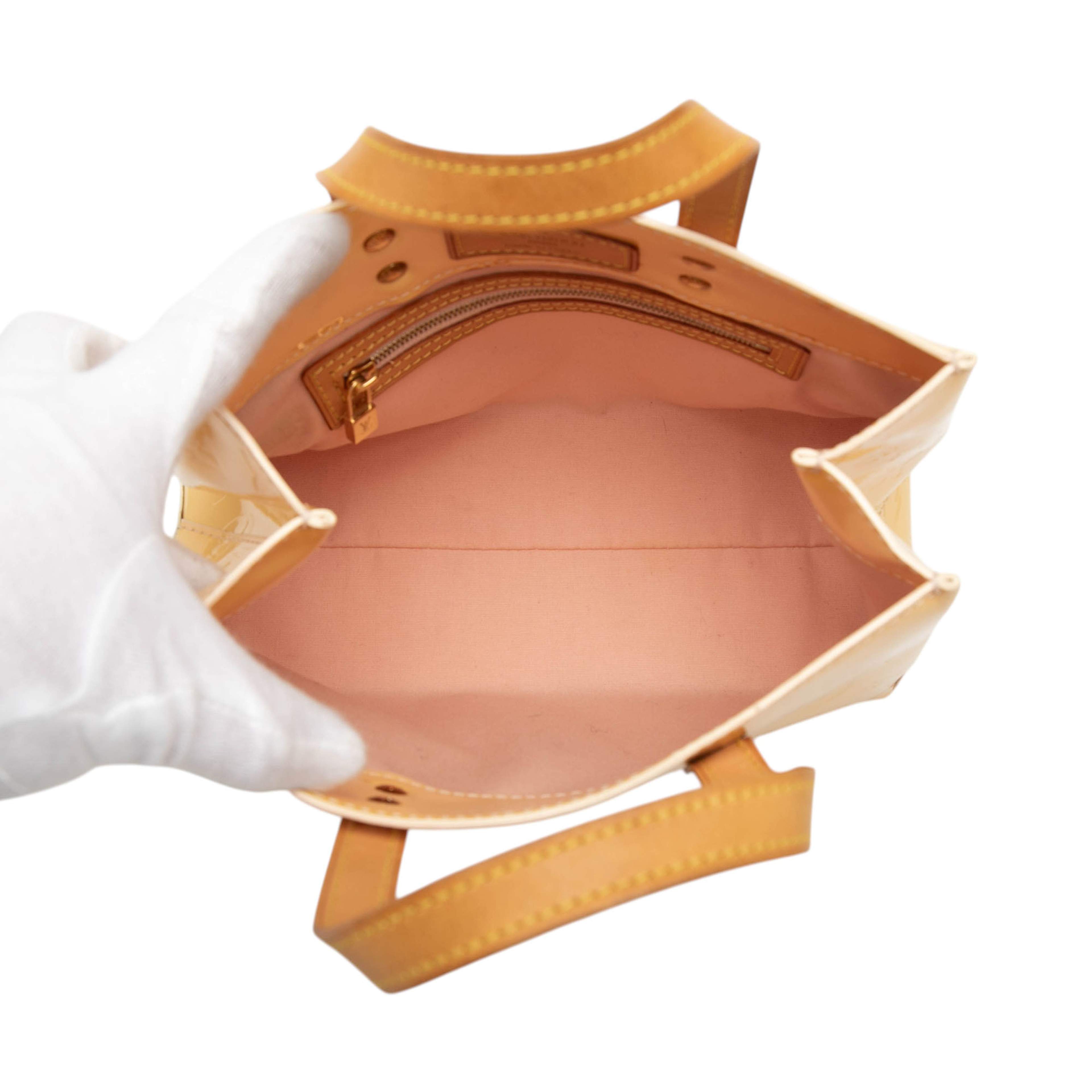 Louis Vuitton Monogram Vernis Reade Pm, från Luxclusif, i färgen beige. Klicka för att öppna bilden i stort format