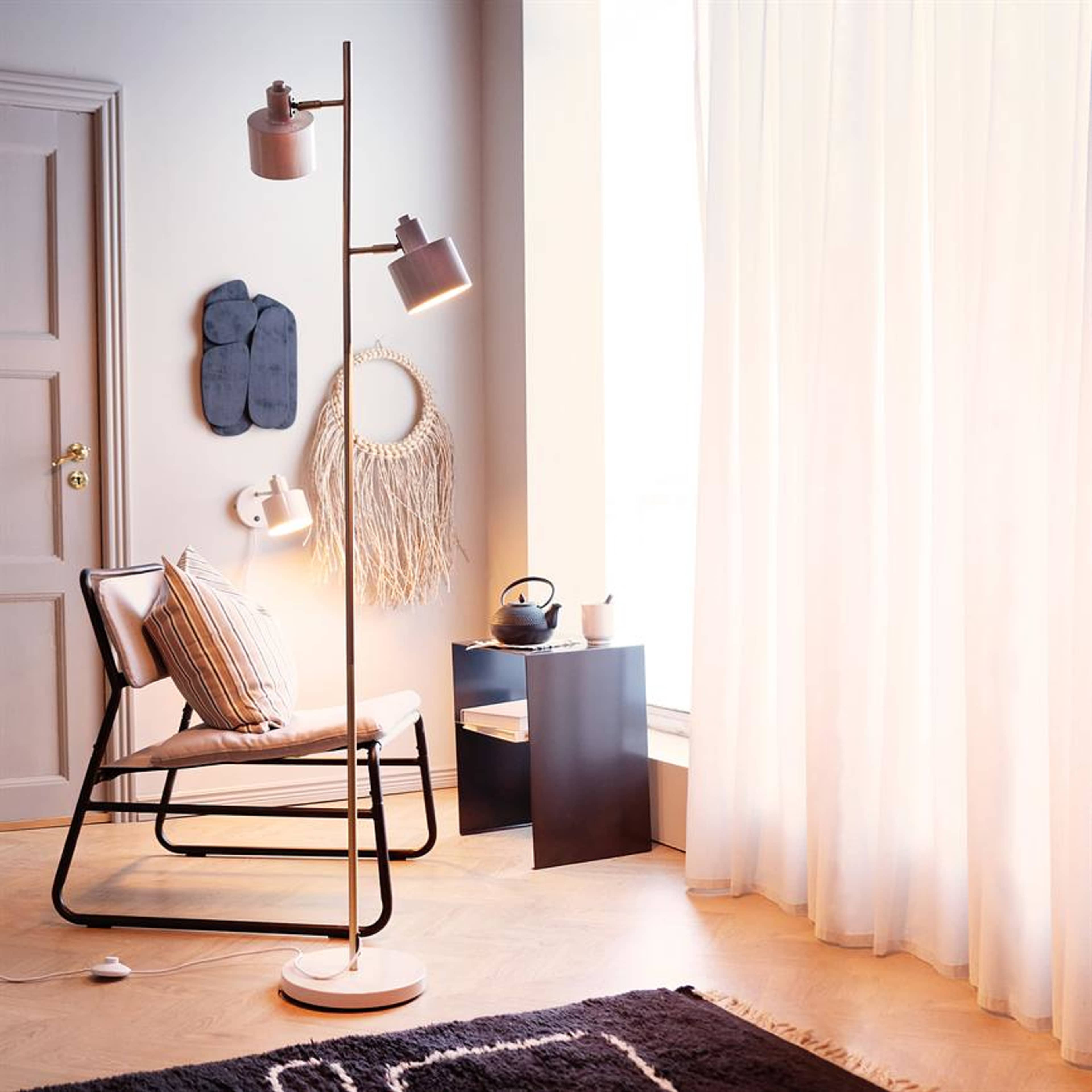 Ocean Floor Lamp, från Dyberg Larsen, i färgen beige/ brass. Klicka för att öppna bilden i stort format