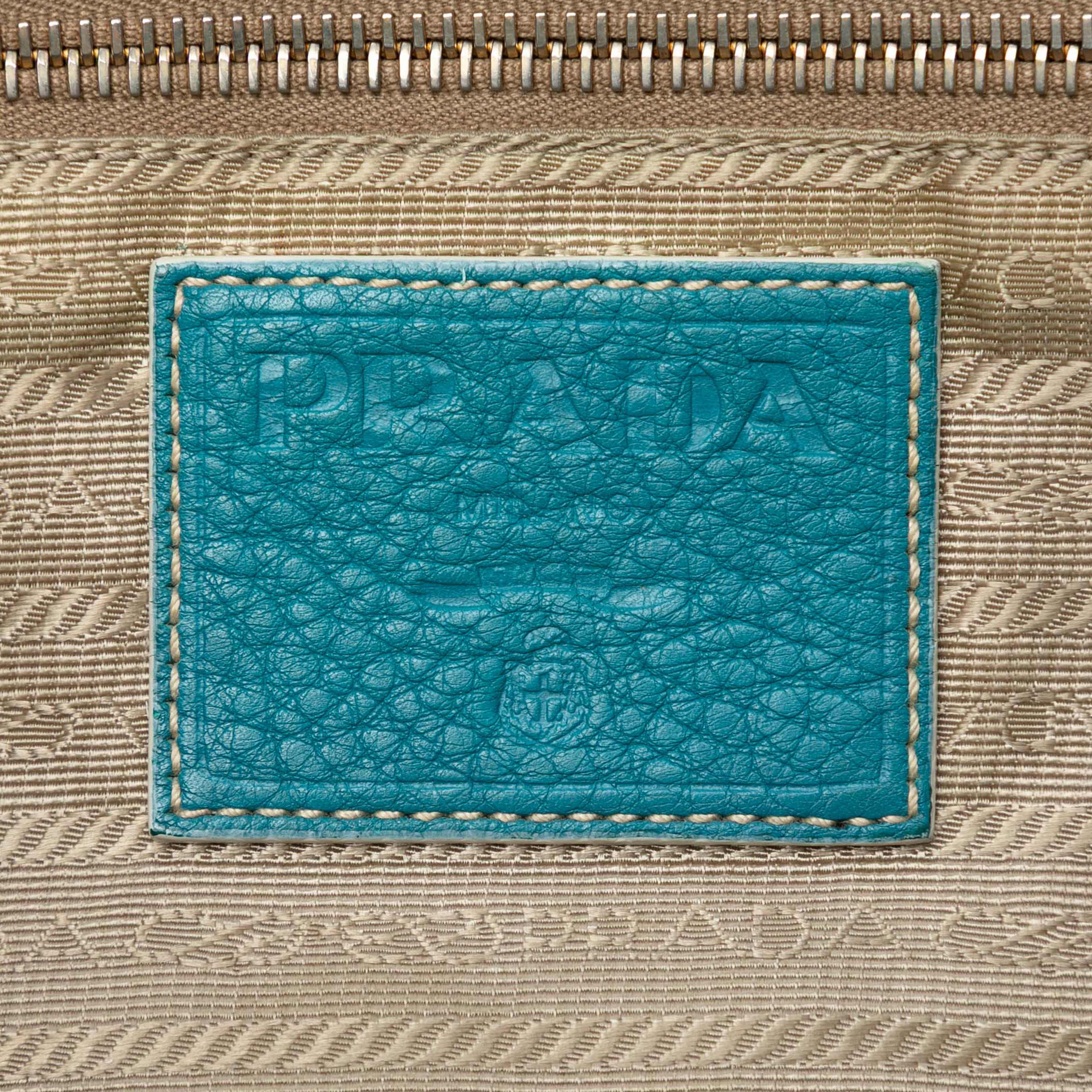 Prada Canvas Canapa Logo Tote, från Luxclusif, i färgen blå. Klicka för att öppna bilden i stort format