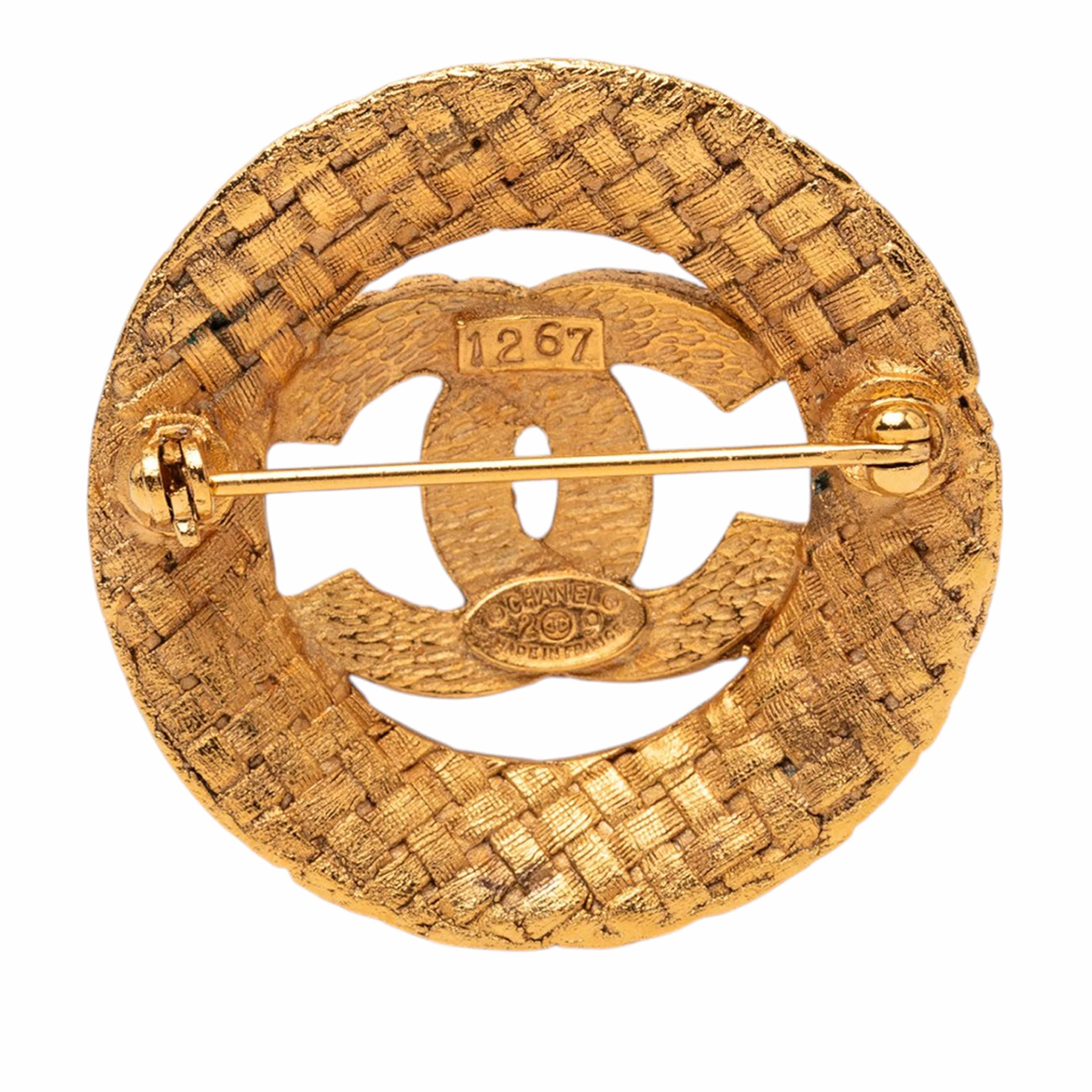 Chanel Cc Gold Plated Woven Round Brooch, från Luxclusif, i färgen gold. Klicka för att öppna bilden i stort format