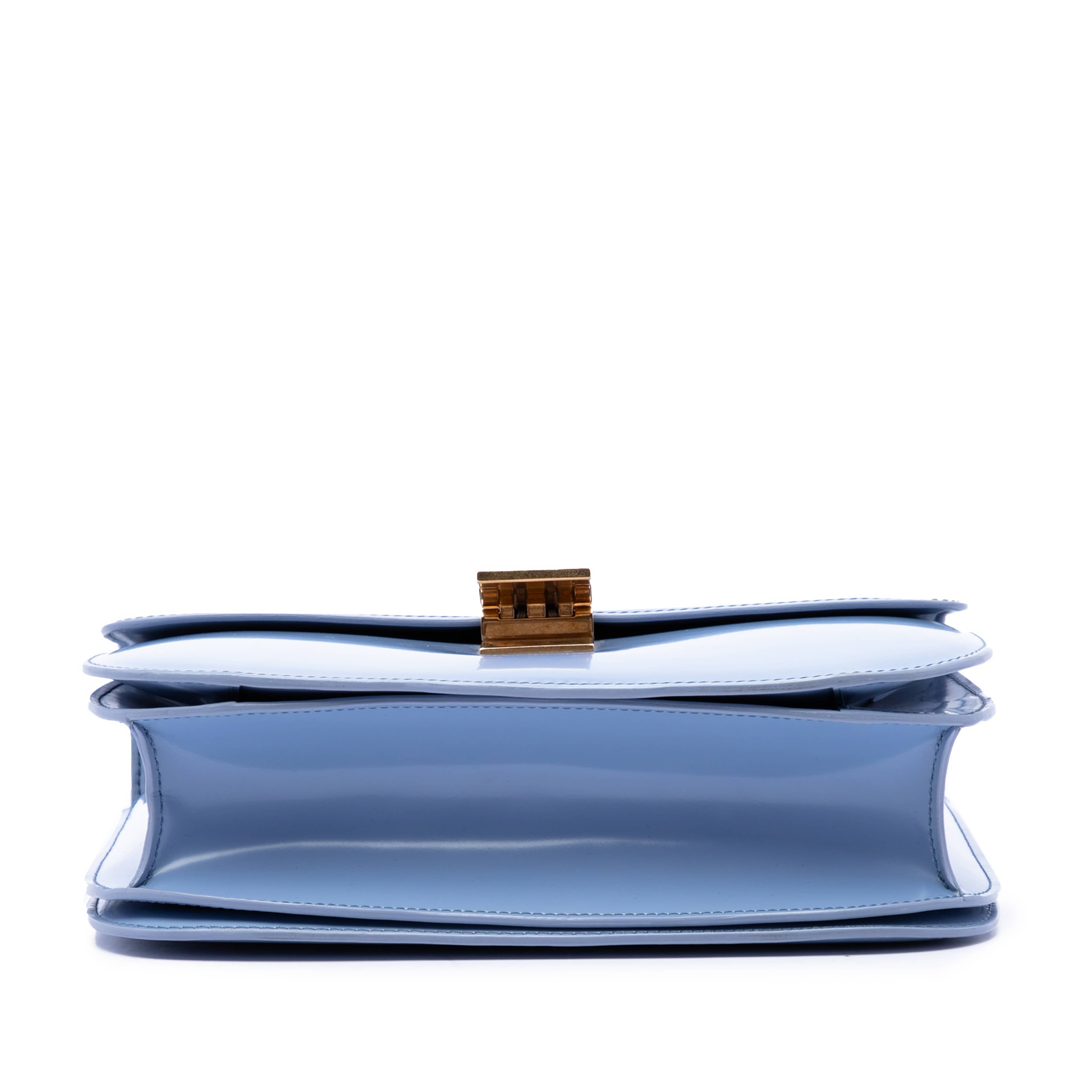 Celine Medium Shiny Calfskin Classic Box, från Luxclusif, i färgen blå. Klicka för att öppna bilden i stort format