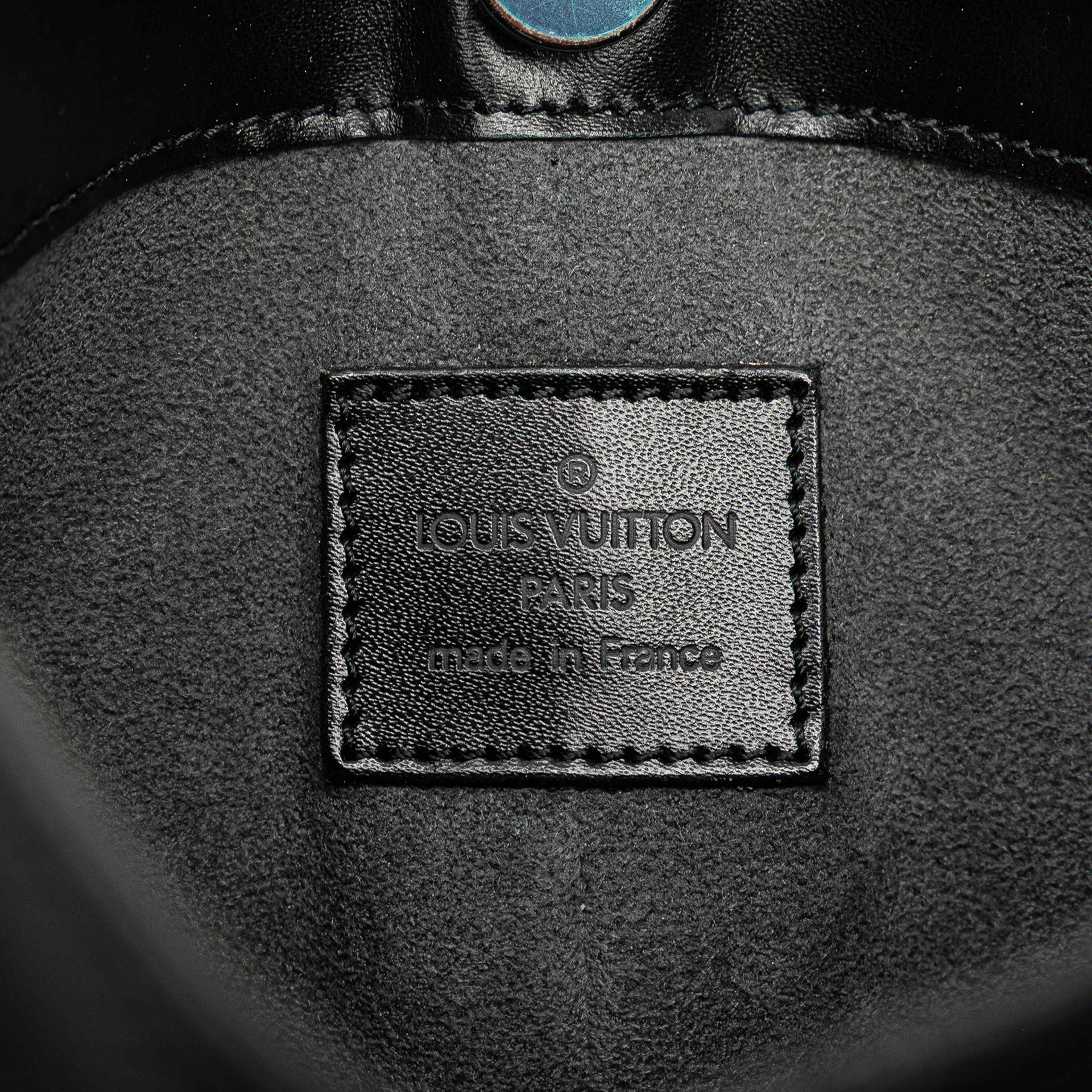 Louis Vuitton Epi Demi Lune Pochette, från Luxclusif, i färgen black. Klicka för att öppna bilden i stort format