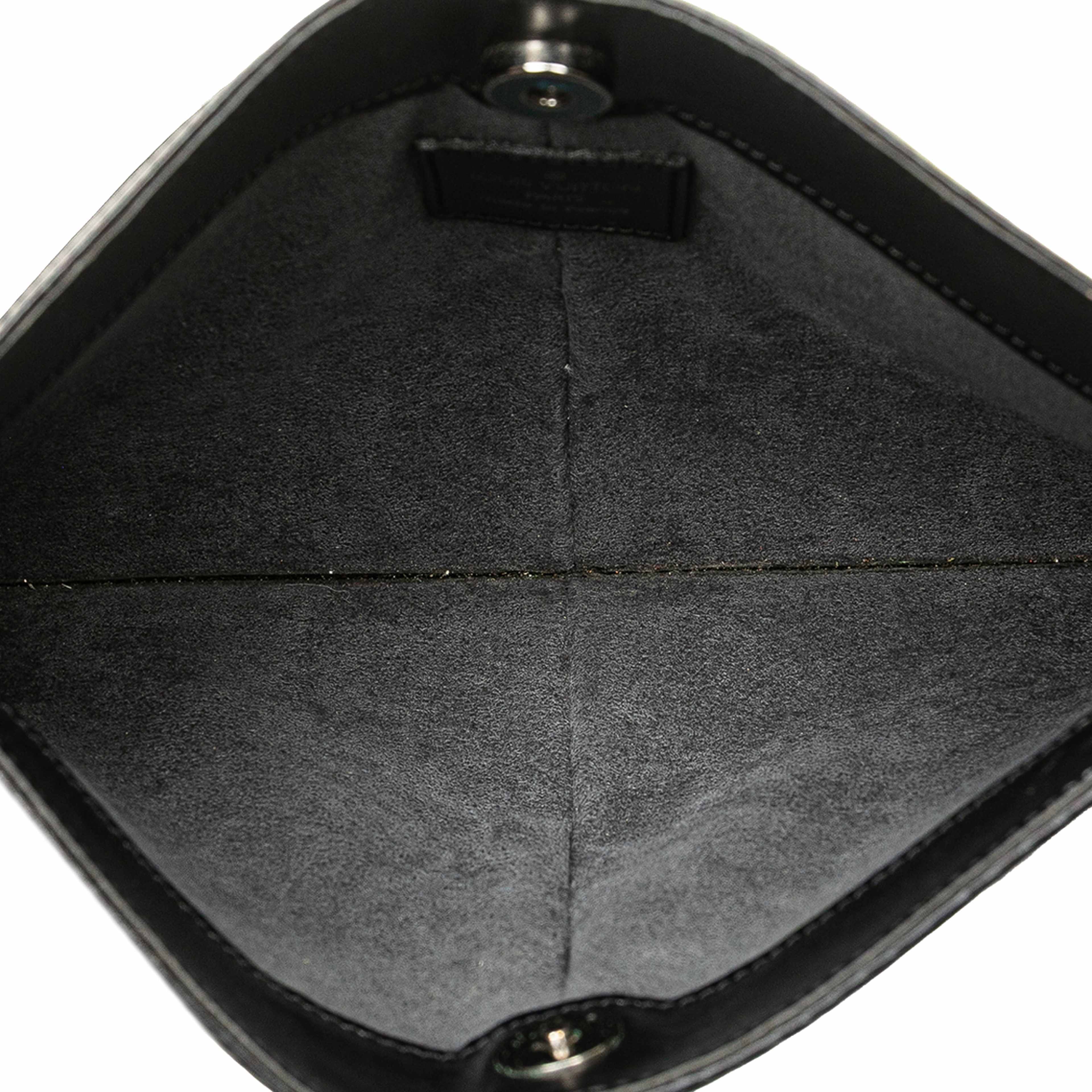 Louis Vuitton Epi Demi Lune Pochette, från Luxclusif, i färgen black. Klicka för att öppna bilden i stort format