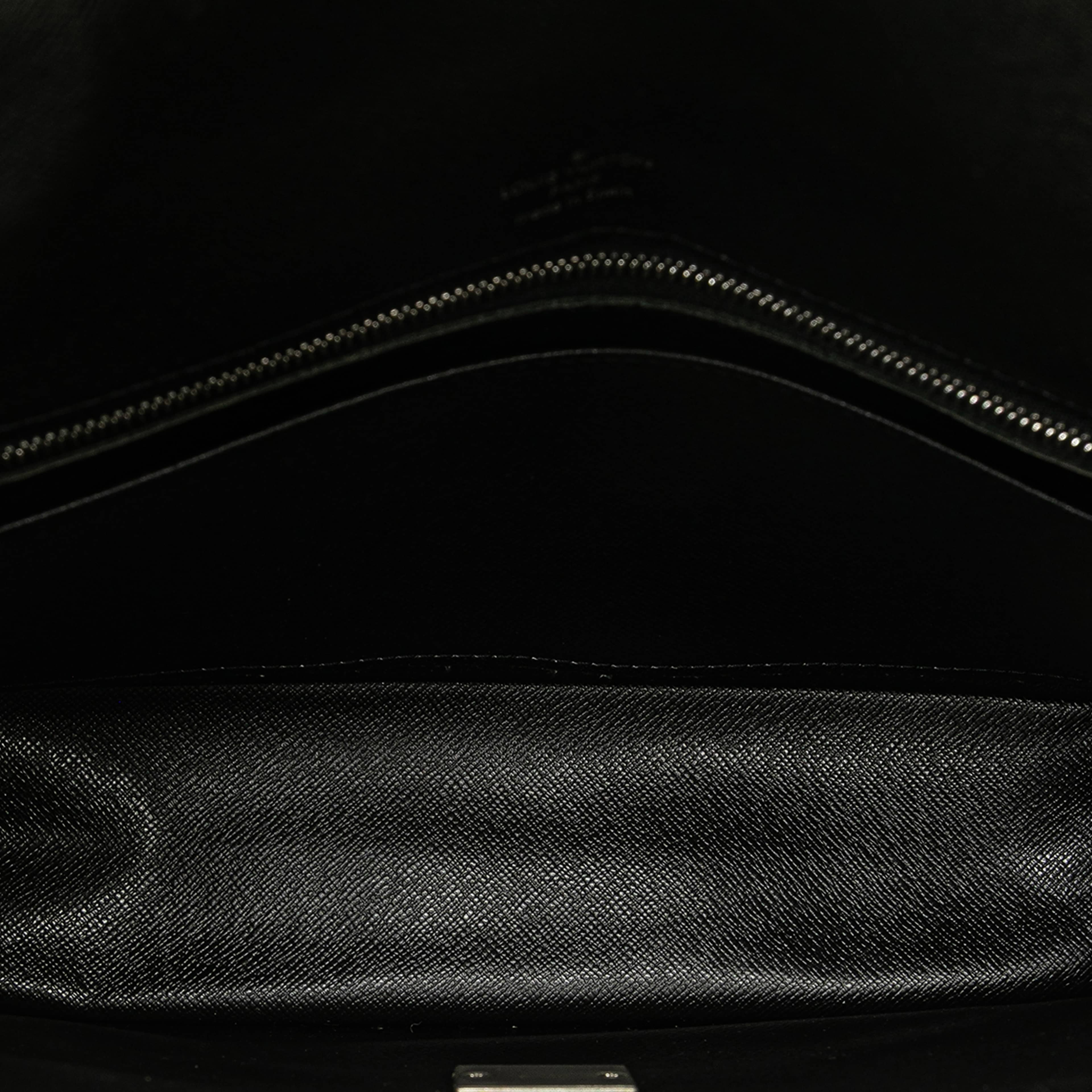 Louis Vuitton Taiga Selenga, från Luxclusif, i färgen black. Klicka för att öppna bilden i stort format
