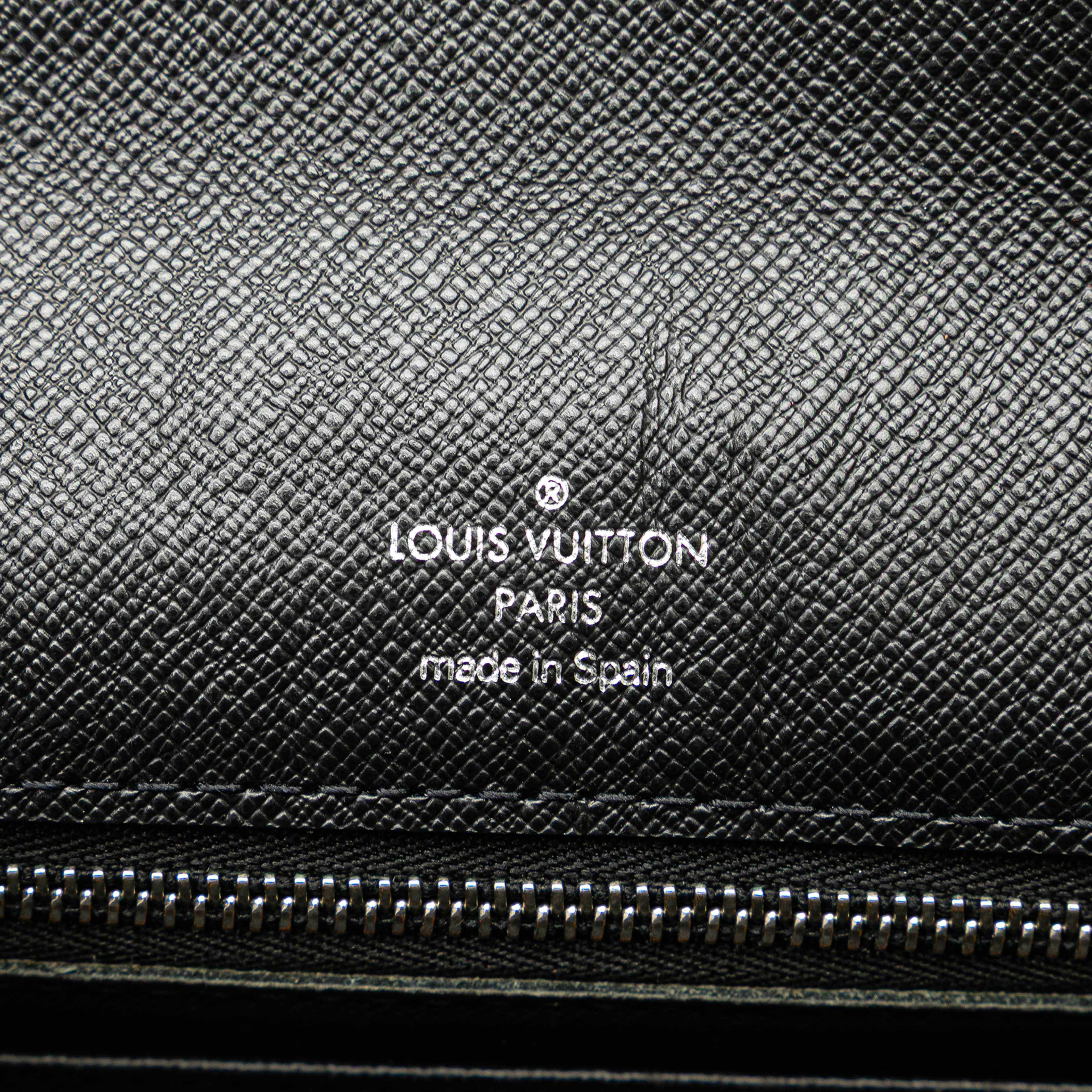 Louis Vuitton Taiga Selenga, från Luxclusif, i färgen black. Klicka för att öppna bilden i stort format