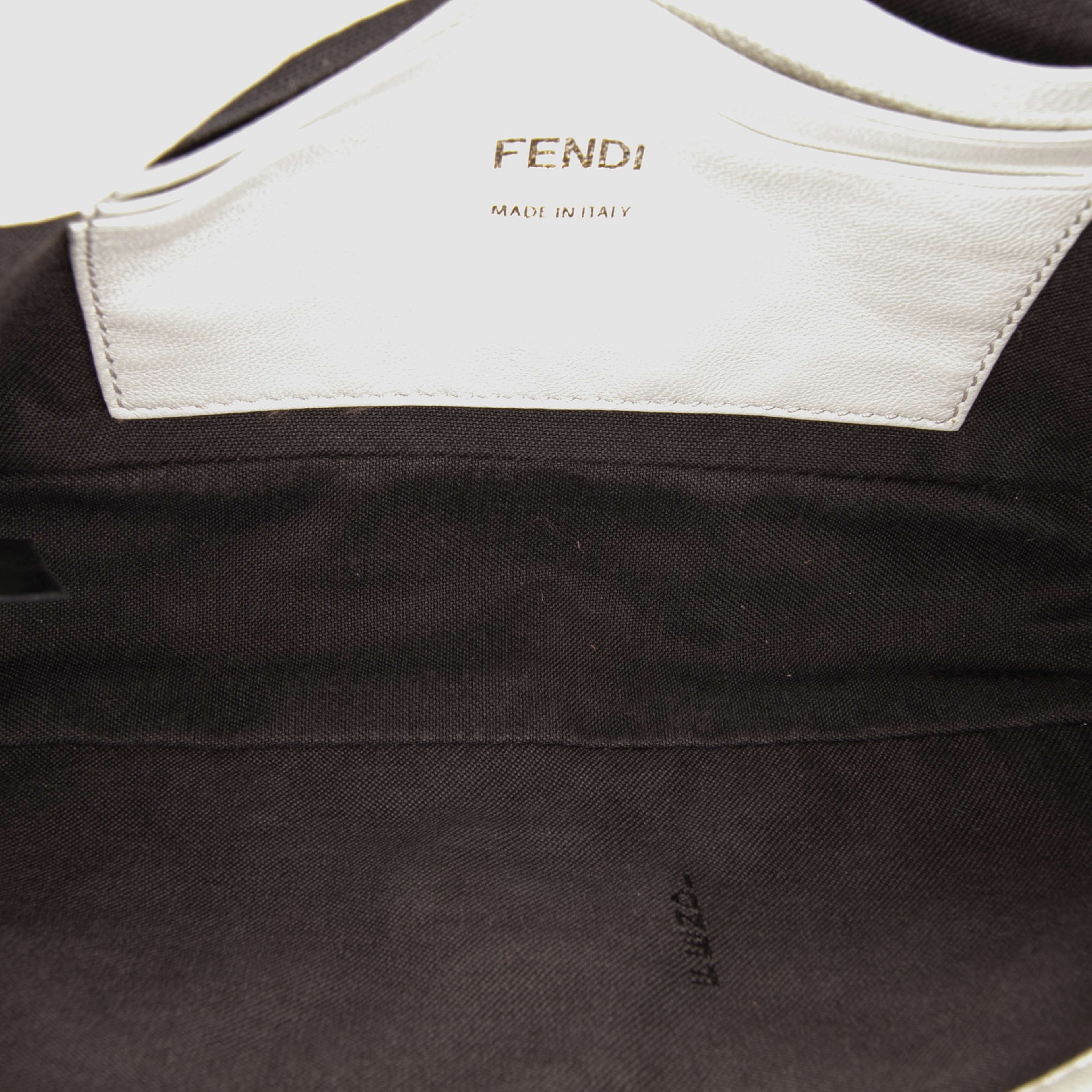 Fendi Mini Zucca Embossed Leather Baguette Satchel, från Luxclusif, i färgen white. Klicka för att öppna bilden i stort format