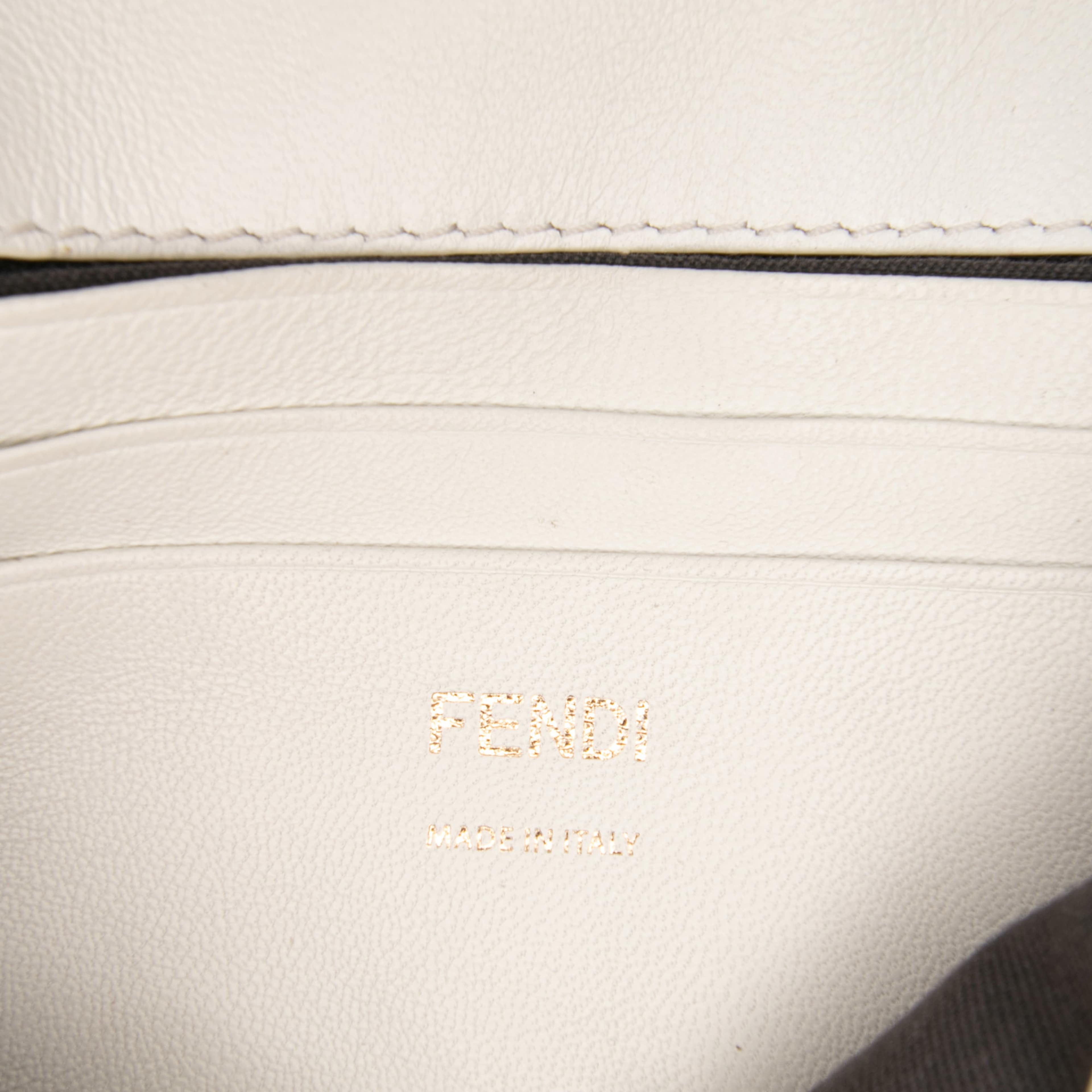 Fendi Mini Zucca Embossed Leather Baguette Satchel, från Luxclusif, i färgen white. Klicka för att öppna bilden i stort format