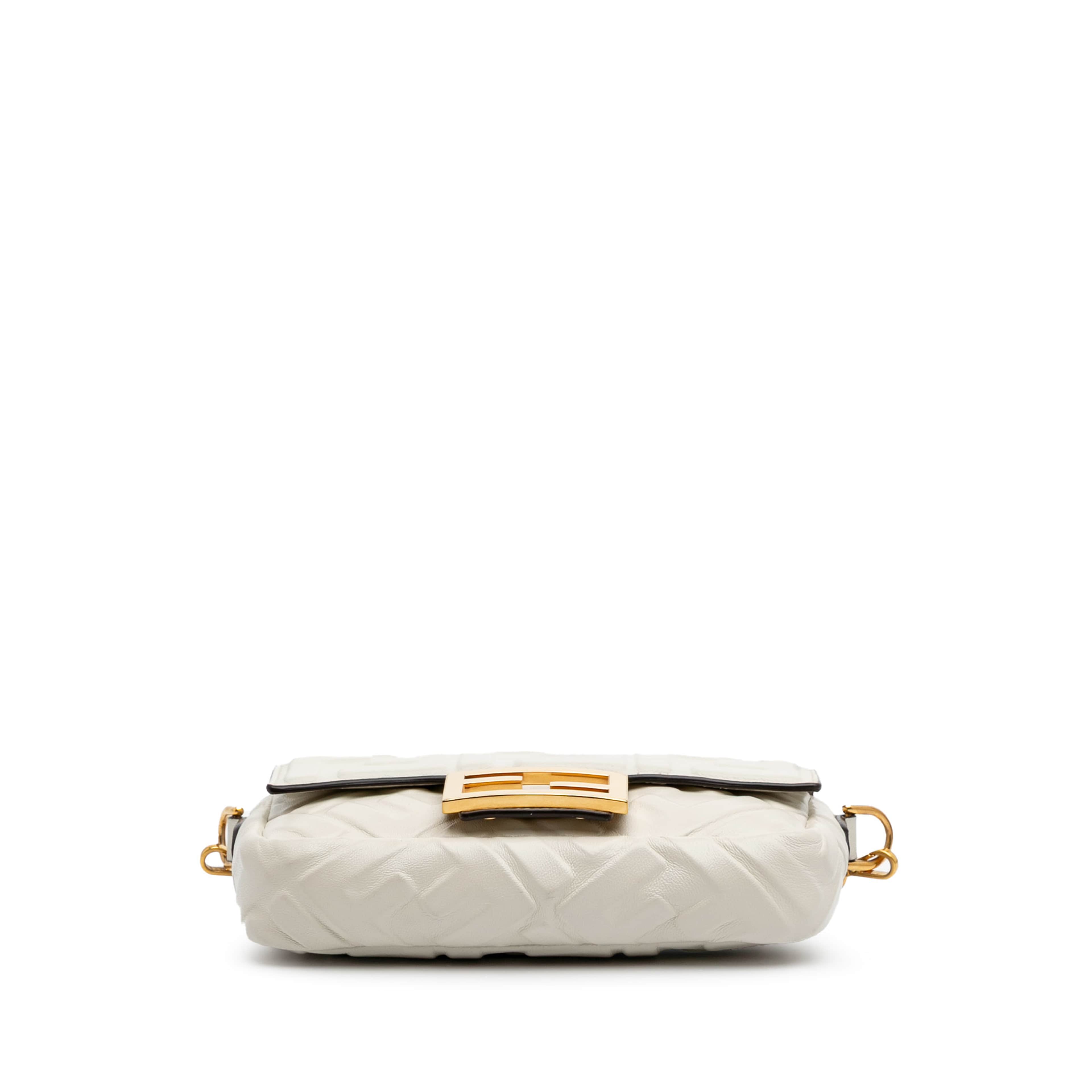 Fendi Mini Zucca Embossed Leather Baguette Satchel, från Luxclusif, i färgen white. Klicka för att öppna bilden i stort format