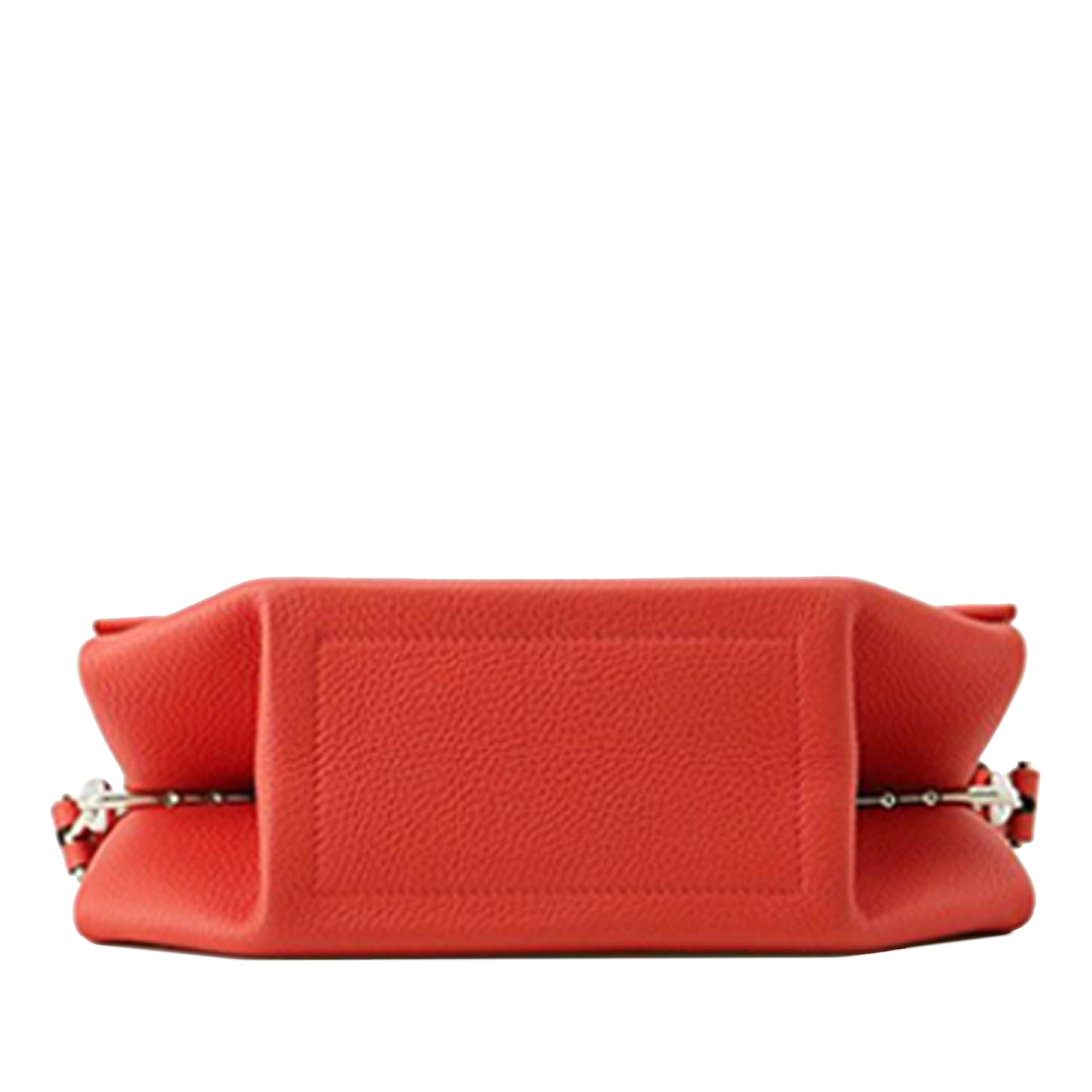 Hermès Taurillon Novillo Opli 24, från Luxclusif, i färgen red. Klicka för att öppna bilden i stort format