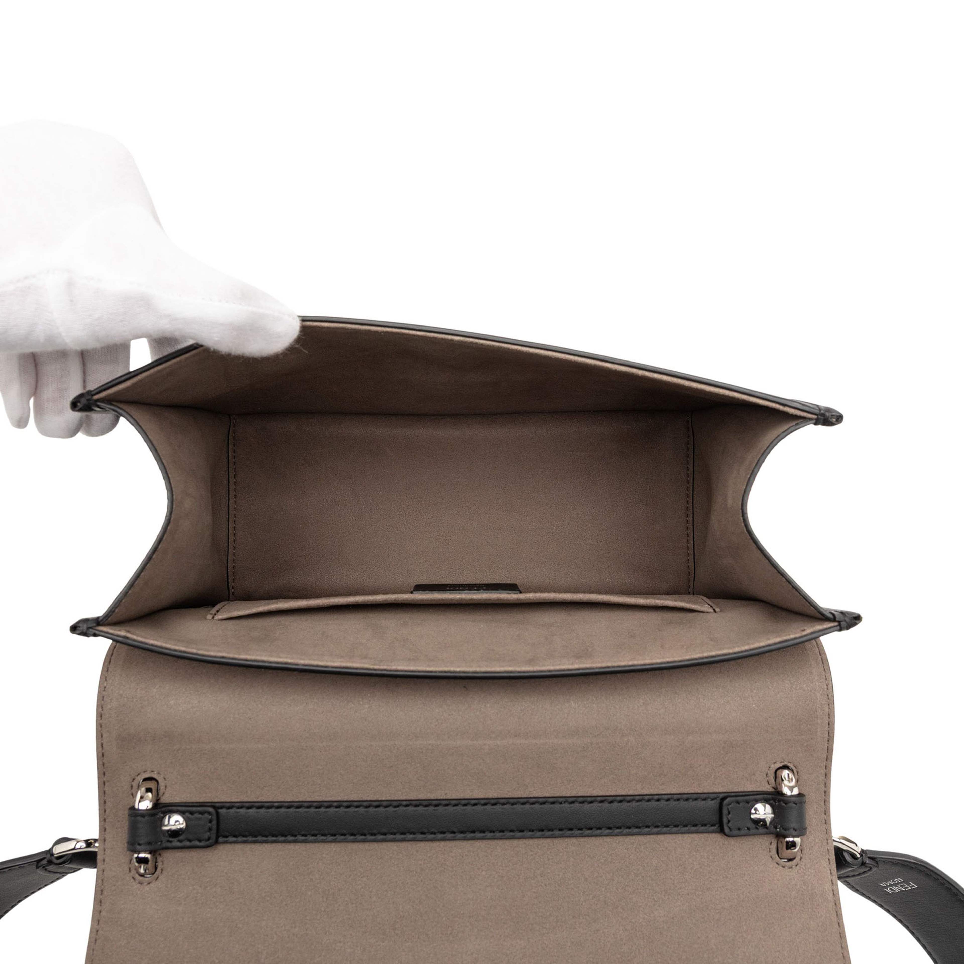 Fendi Smooth Leather Kan I F Satchel, från Luxclusif, i färgen black. Klicka för att öppna bilden i stort format