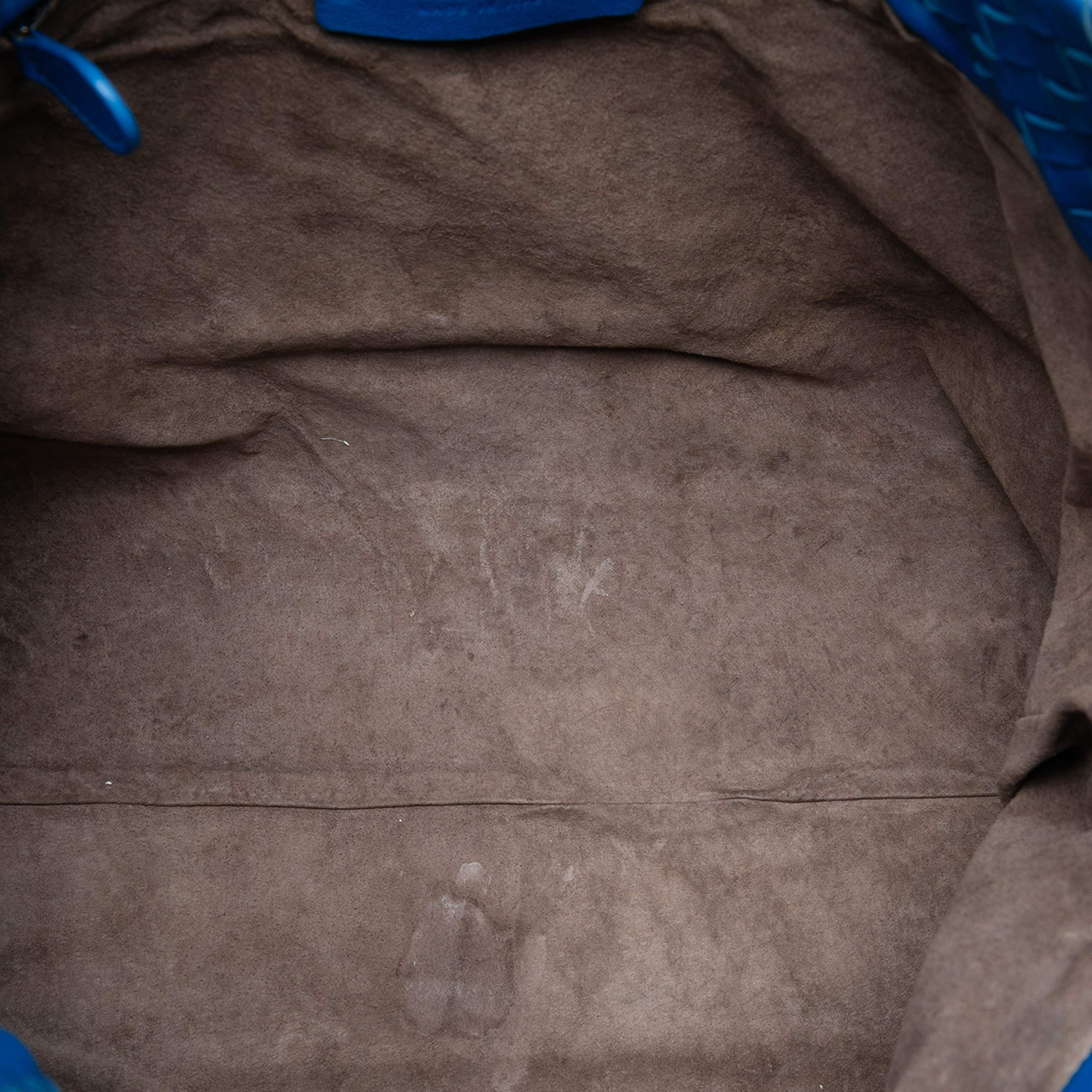 Bottega Veneta Medium Nappa Intrecciato Garda Tote, från Luxclusif, i färgen blue. Klicka för att öppna bilden i stort format