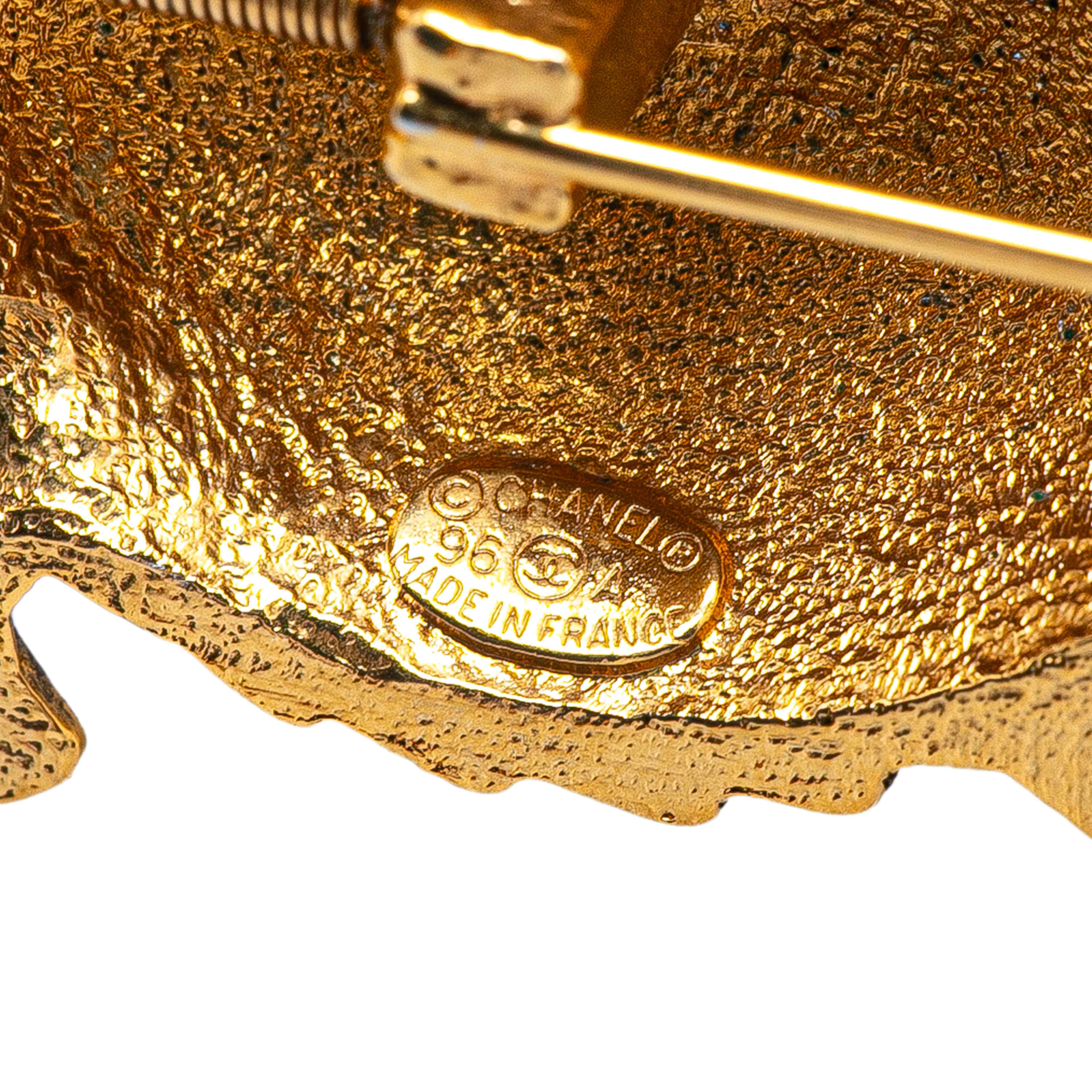 Chanel Gold Plated Turtle Pin Brooch, från Luxclusif, i färgen gold.