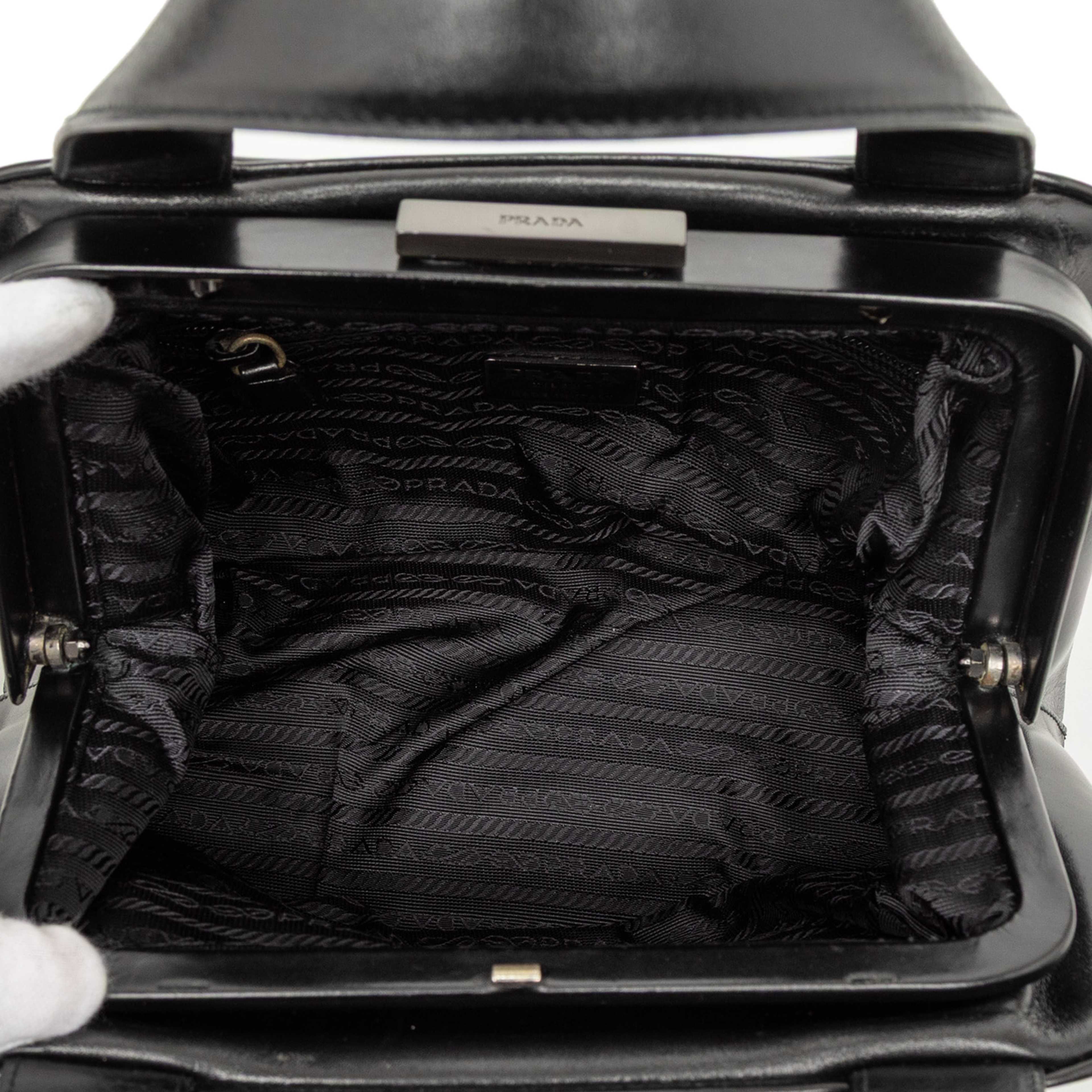 Prada Vitello Cernier Frame Handbag, från Luxclusif, i färgen black. Klicka för att öppna bilden i stort format