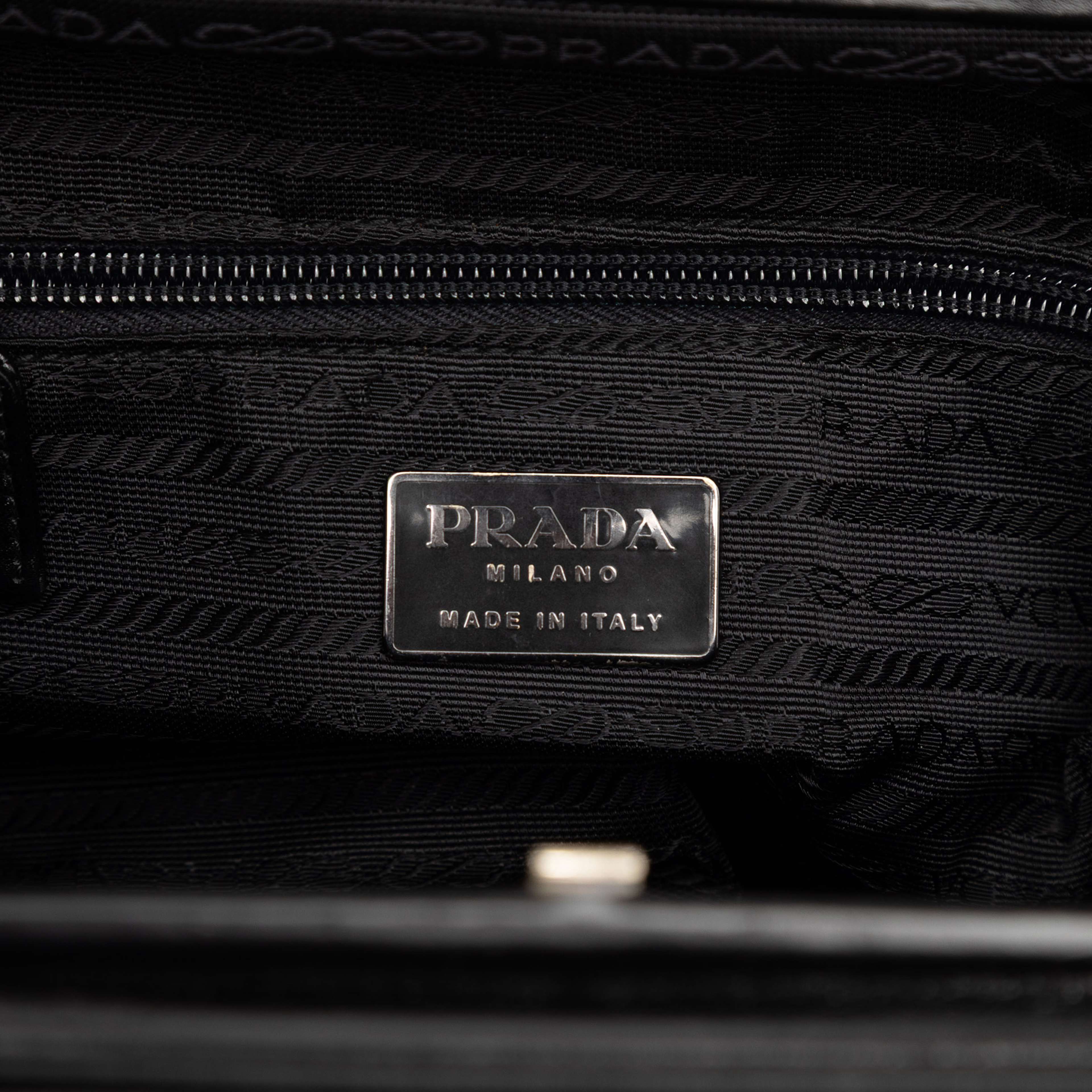 Prada Vitello Cernier Frame Handbag, från Luxclusif, i färgen black. Klicka för att öppna bilden i stort format