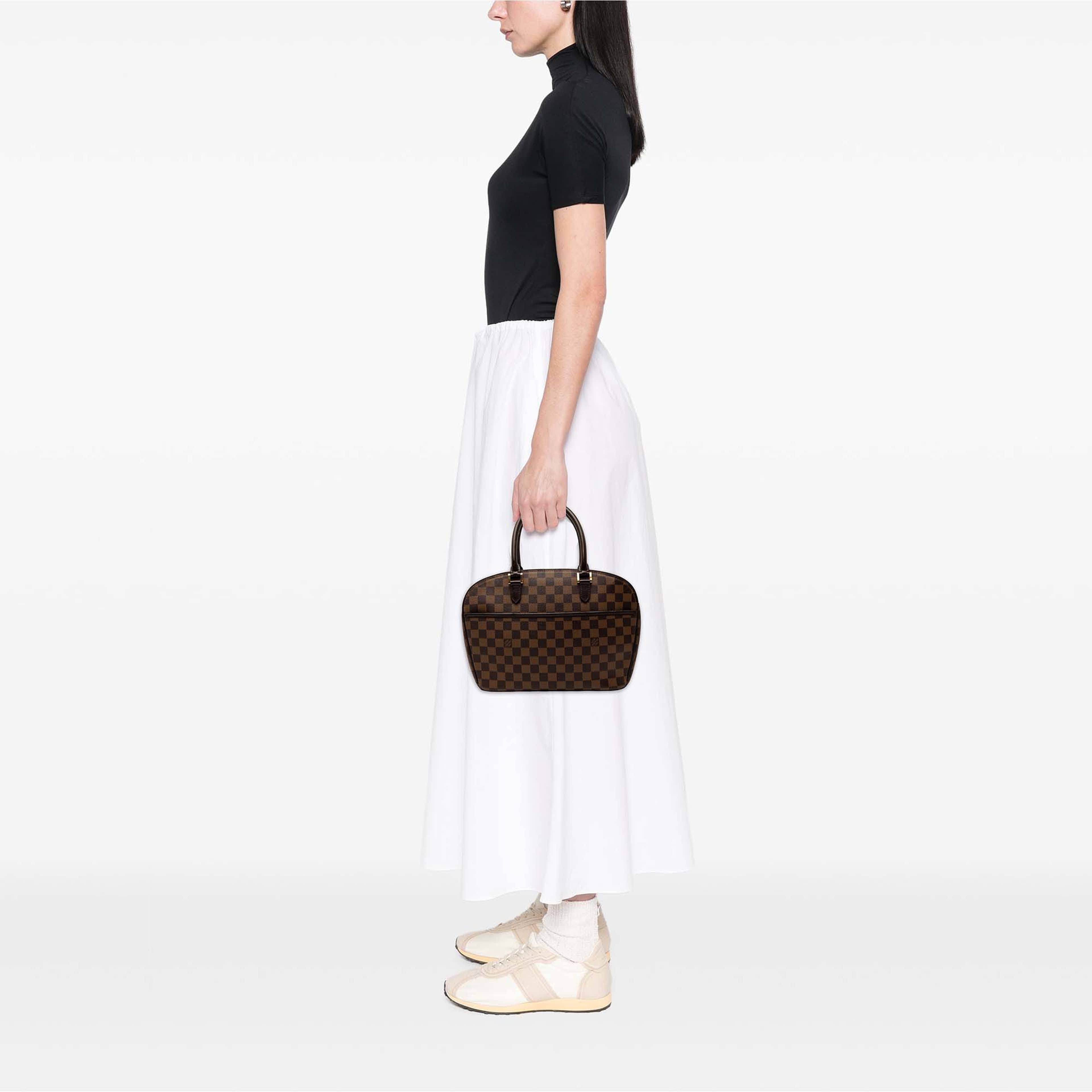Louis Vuitton Damier Ebene Sarria Horizontal, från Luxclusif, i färgen brun. Klicka för att öppna bilden i stort format