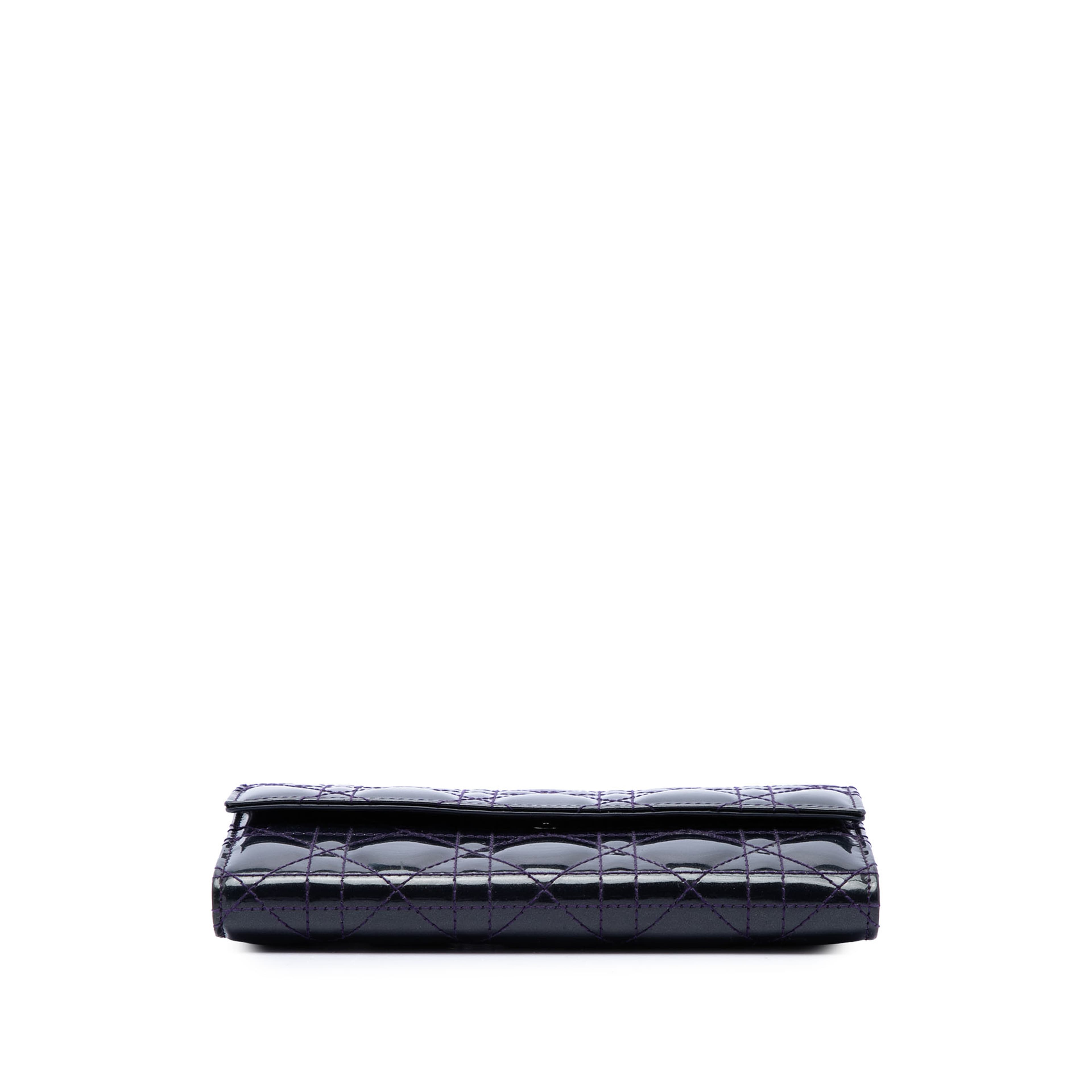Dior Patent Cannage Lady Dior Wallet On Chain, från Luxclusif, i färgen purpur. Klicka för att öppna bilden i stort format
