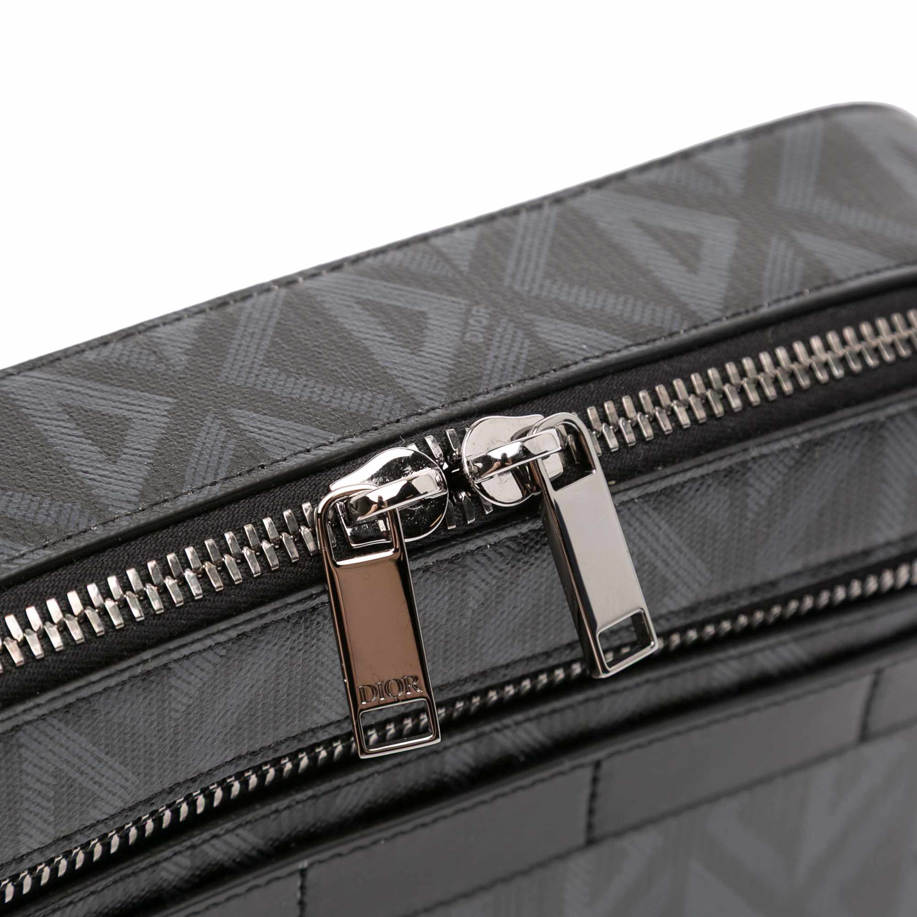 Dior Cd Diamond Coated Canvas Safari Bag With Strap, från Luxclusif, i färgen black. Klicka för att öppna bilden i stort format