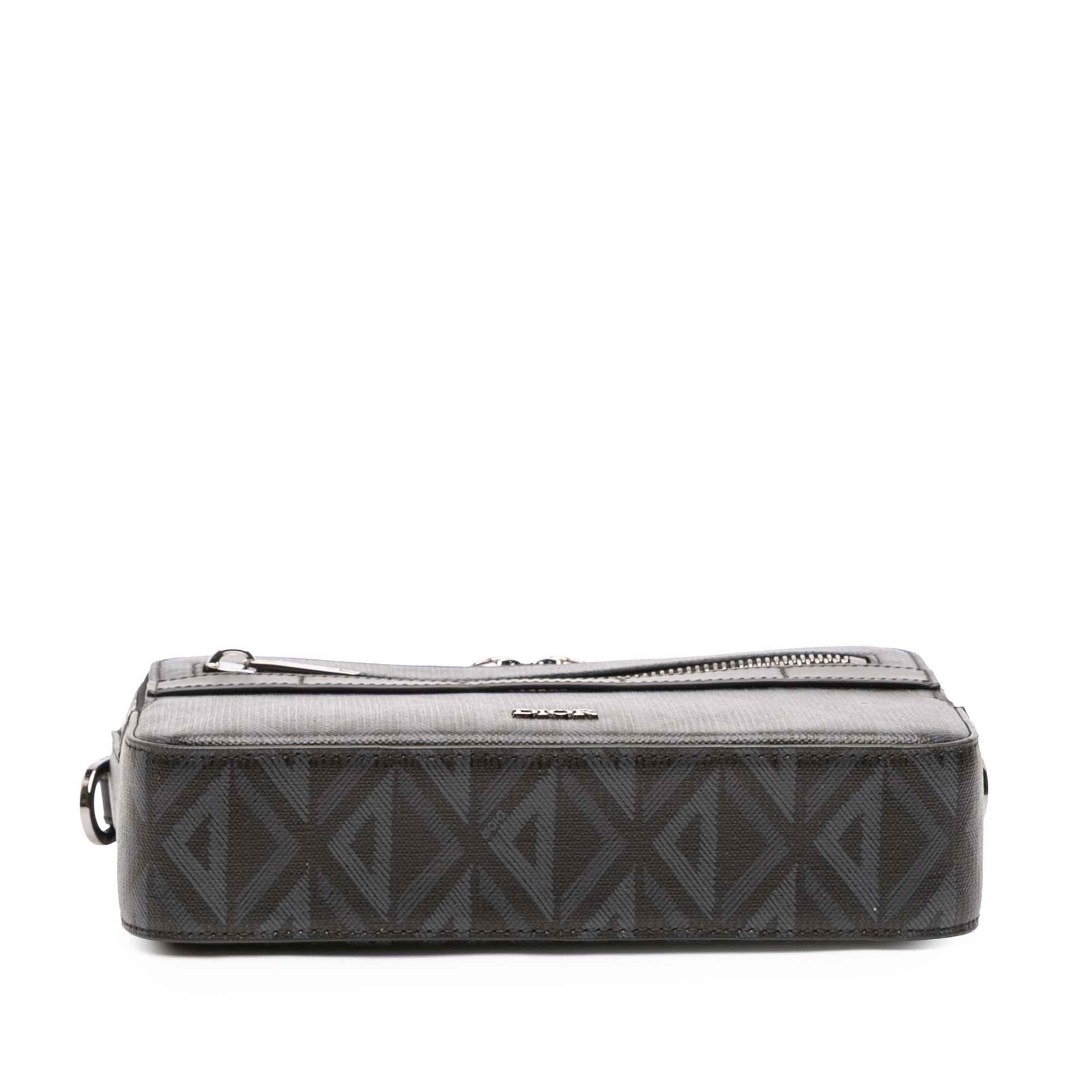 Dior Cd Diamond Coated Canvas Safari Bag With Strap, från Luxclusif, i färgen black. Klicka för att öppna bilden i stort format