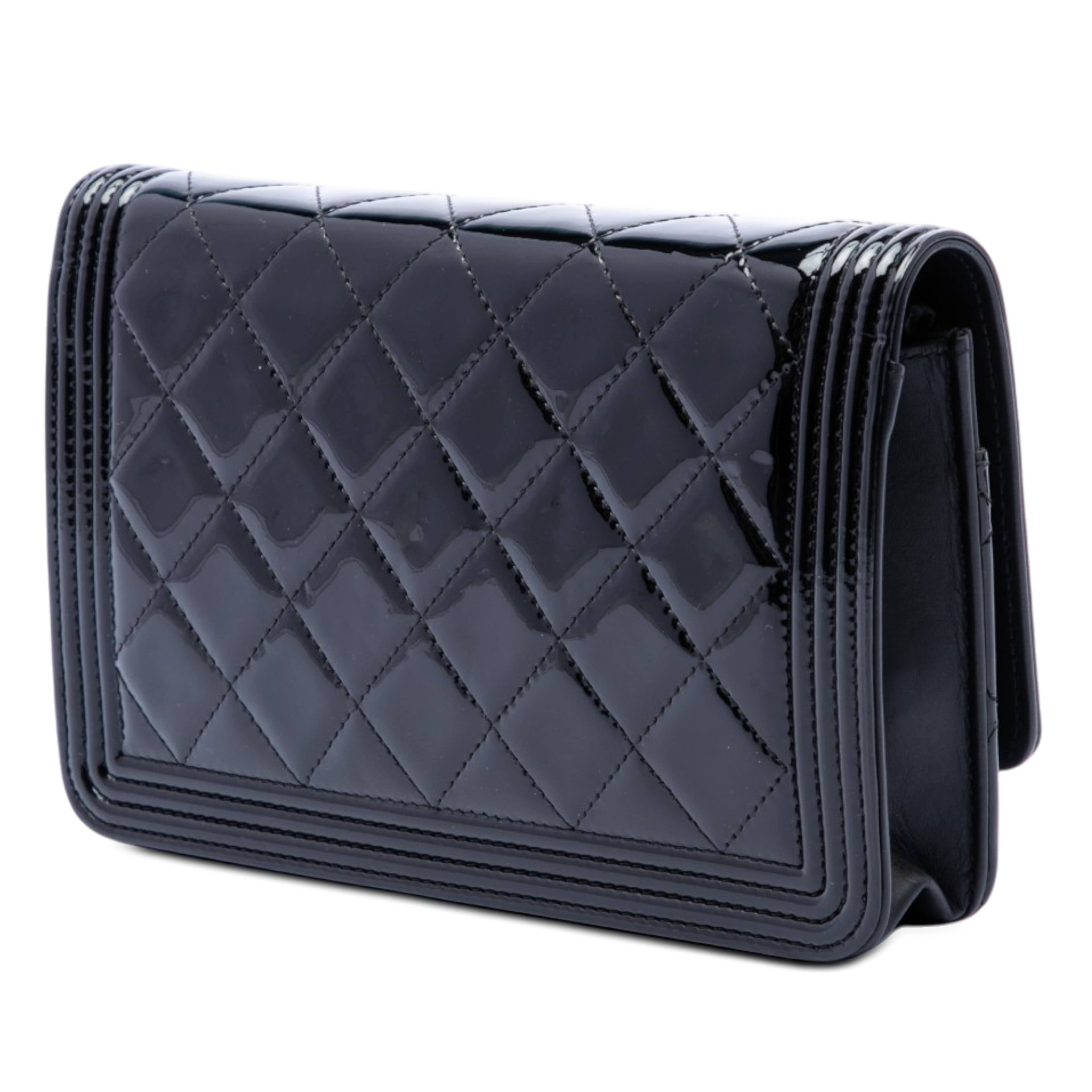 Chanel Quilted Patent Boy Wallet On Chain, från Luxclusif, i färgen svart. Klicka för att öppna bilden i stort format