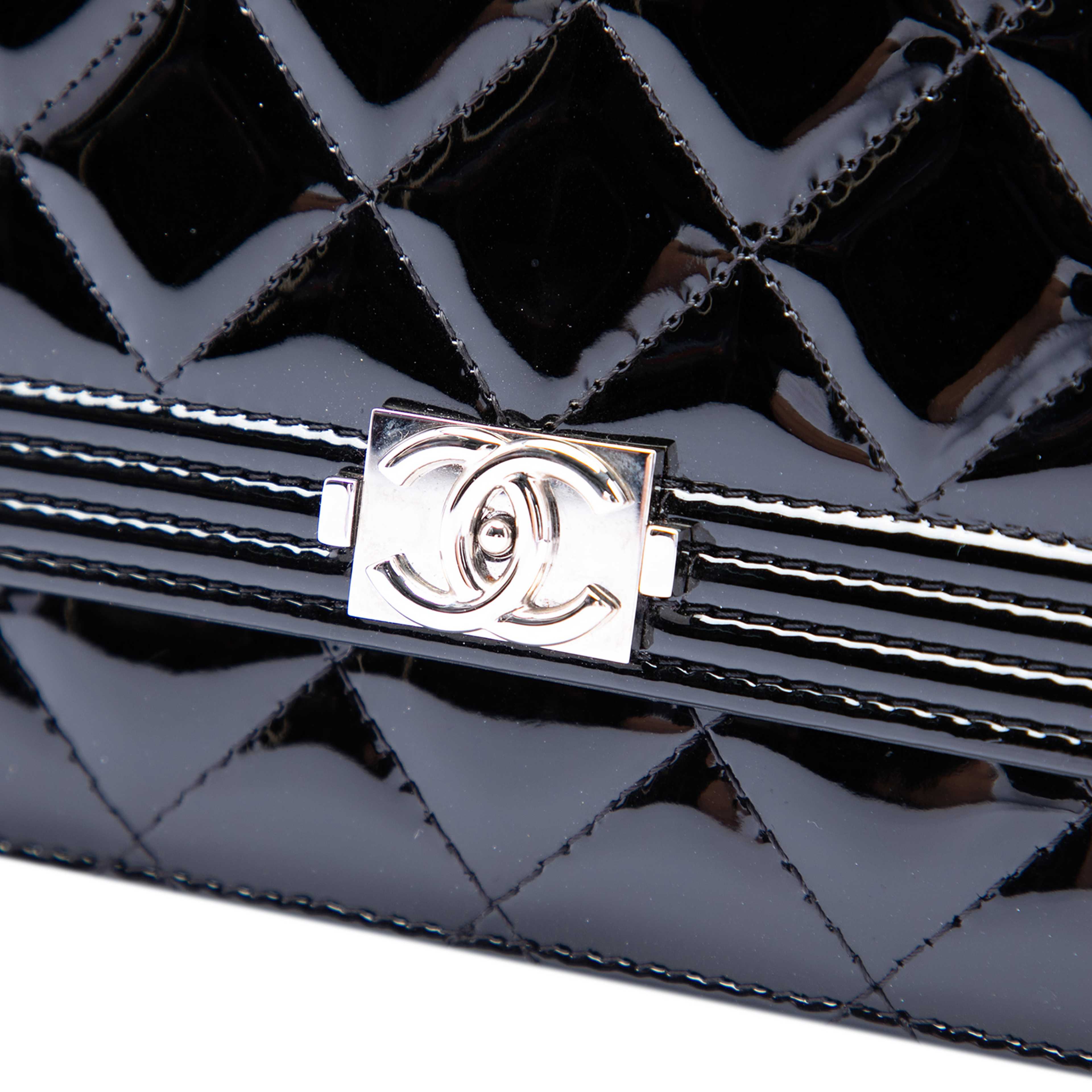 Chanel Quilted Patent Boy Wallet On Chain, från Luxclusif, i färgen black. Klicka för att öppna bilden i stort format