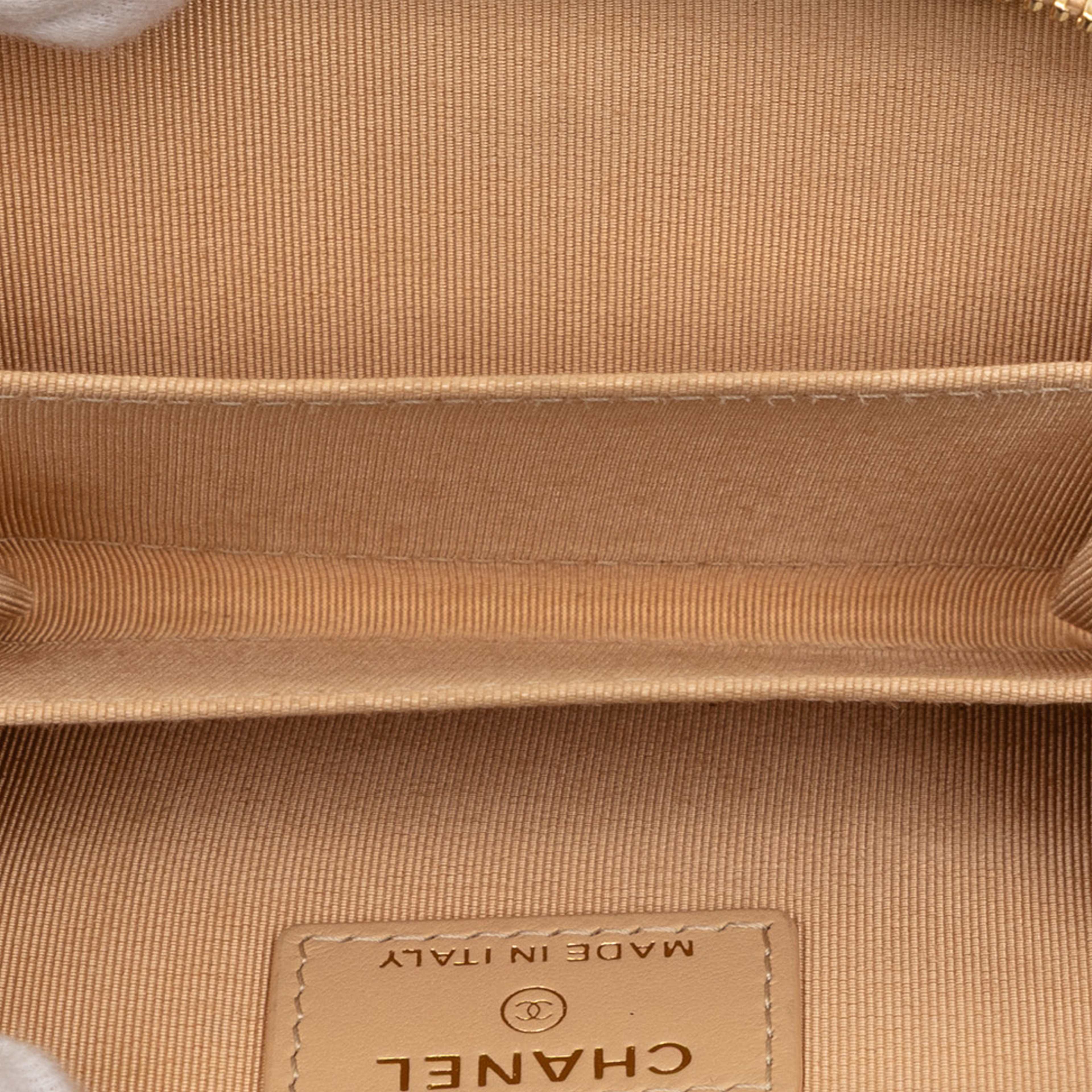 Chanel Cc Quilted Caviar Zippy Coin Pouch, från Luxclusif, i färgen beige. Klicka för att öppna bilden i stort format