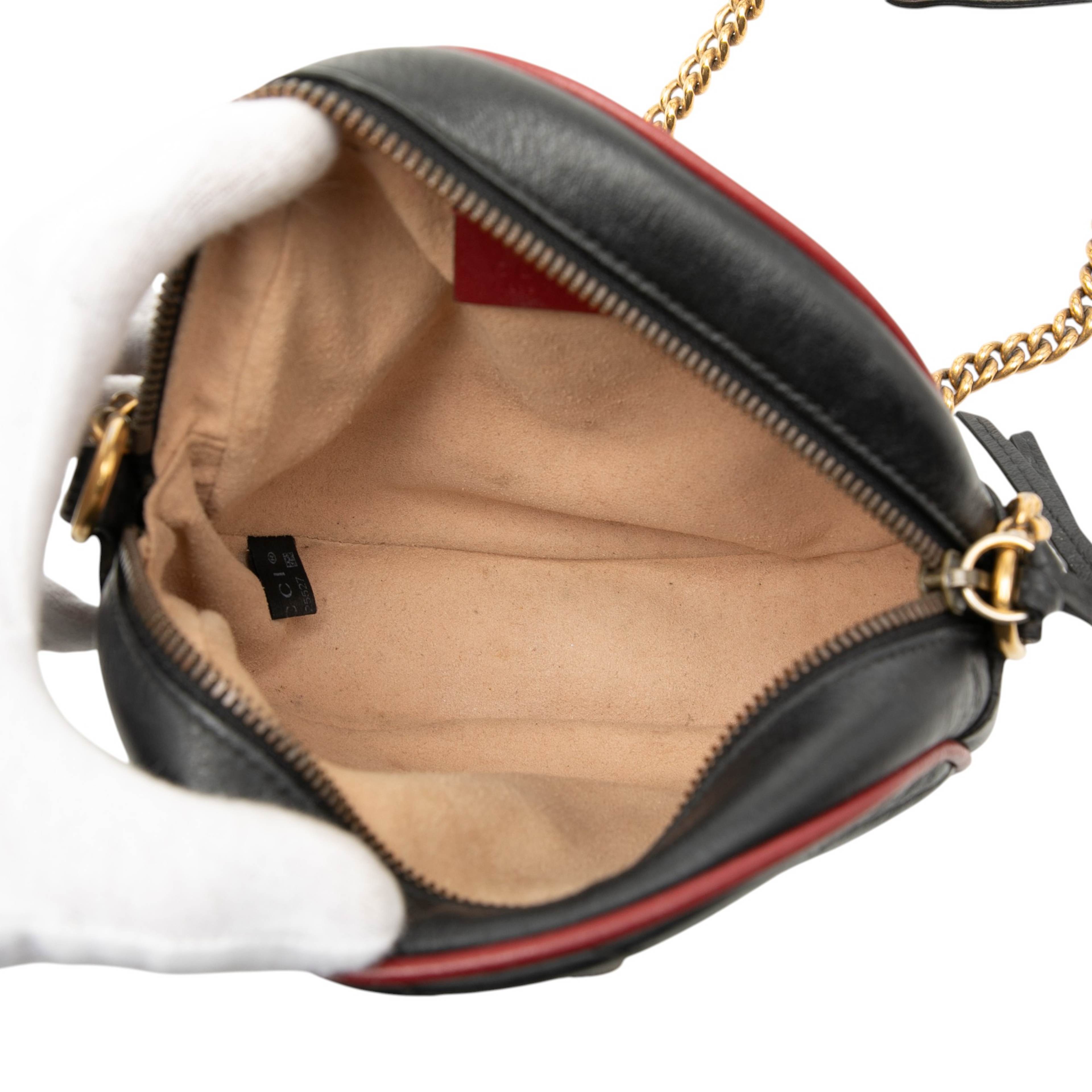 Gucci Mini Gg Marmont Matelasse Leather Torchon Round Crossbody, från Luxclusif, i färgen black. Klicka för att öppna bilden i stort format