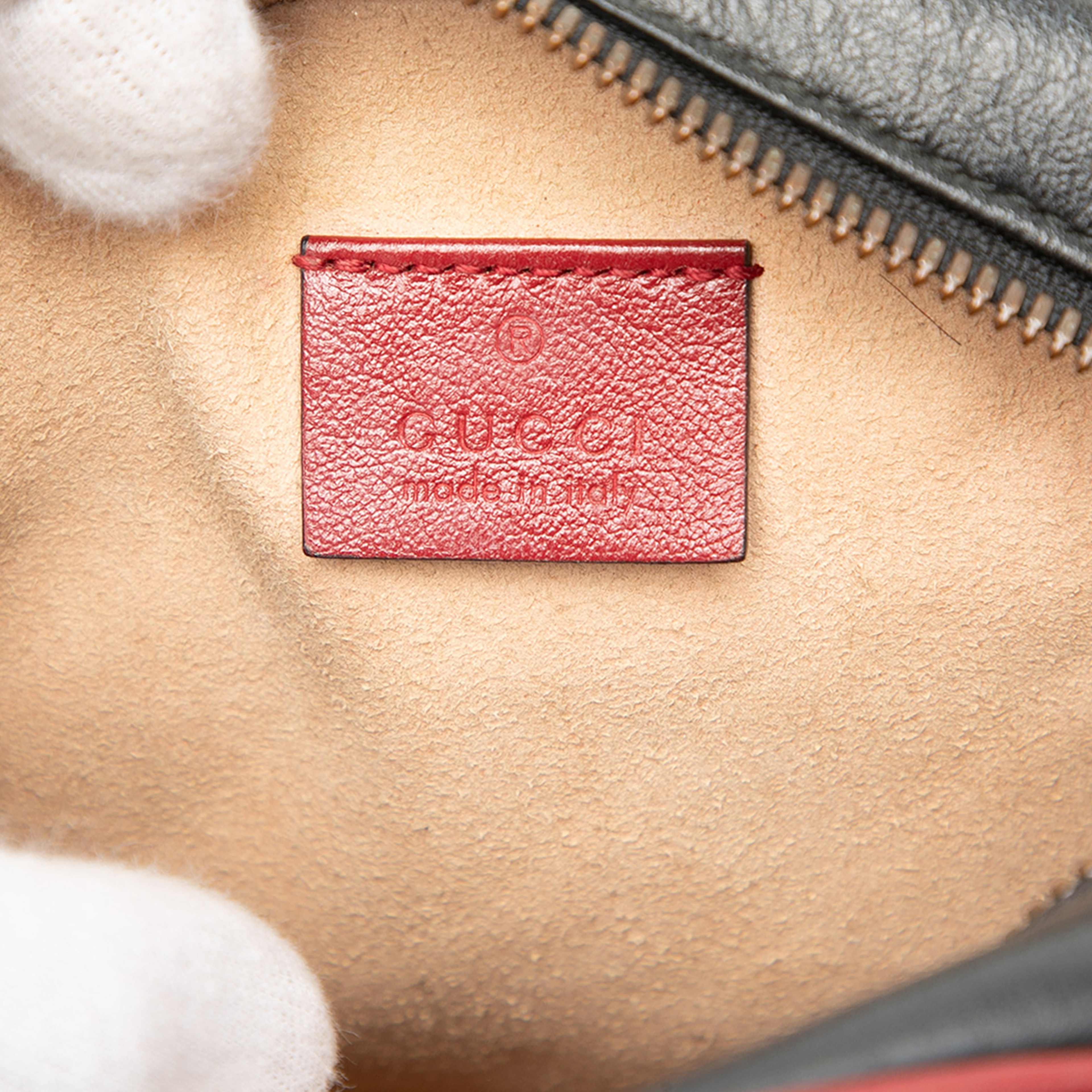 Gucci Mini Gg Marmont Matelasse Leather Torchon Round Crossbody, från Luxclusif, i färgen black. Klicka för att öppna bilden i stort format