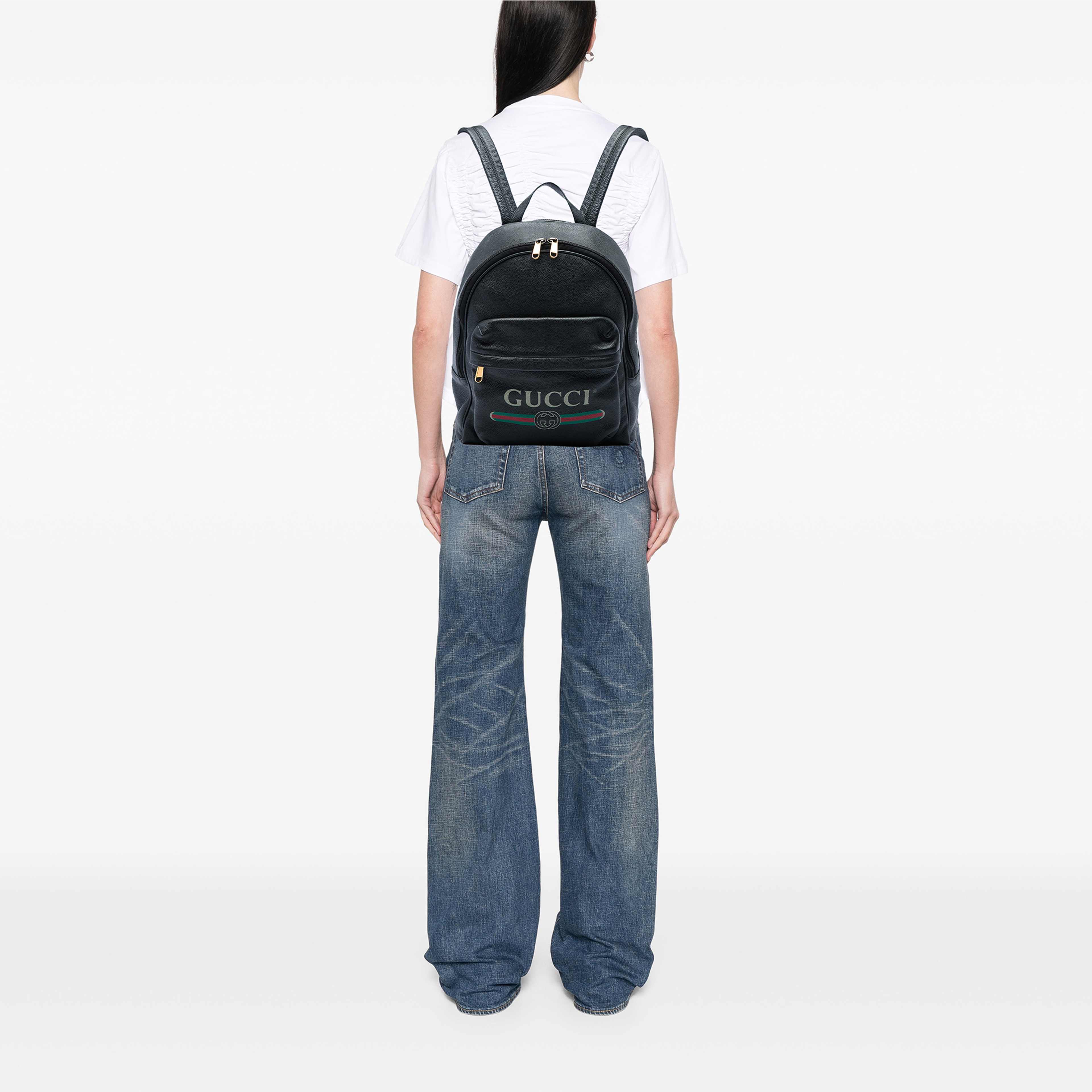 Gucci Leather Logo Backpack, från Luxclusif, i färgen svart. Klicka för att öppna bilden i stort format