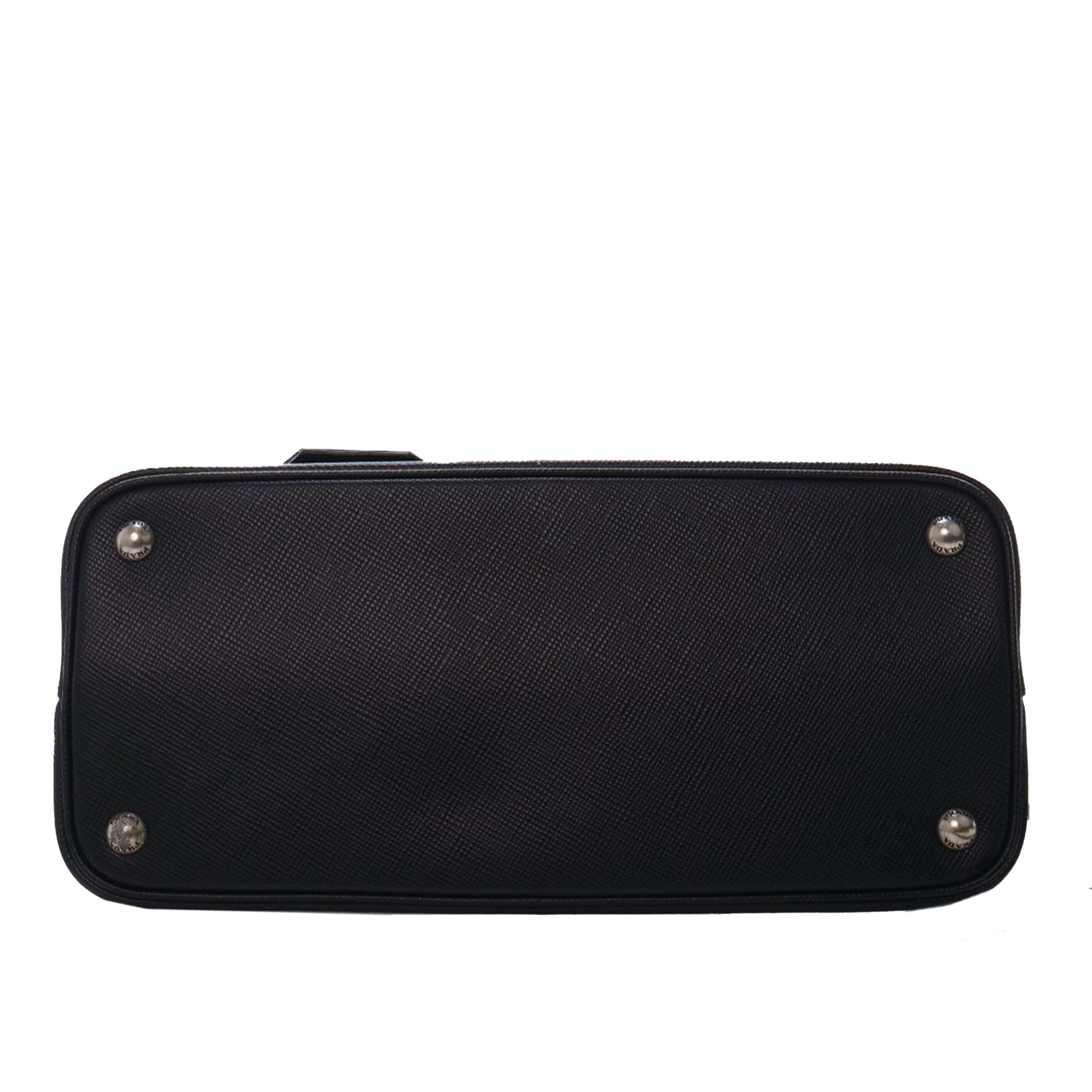 Prada Medium Saffiano Cuir Double Satchel, från Luxclusif, i färgen black. Klicka för att öppna bilden i stort format