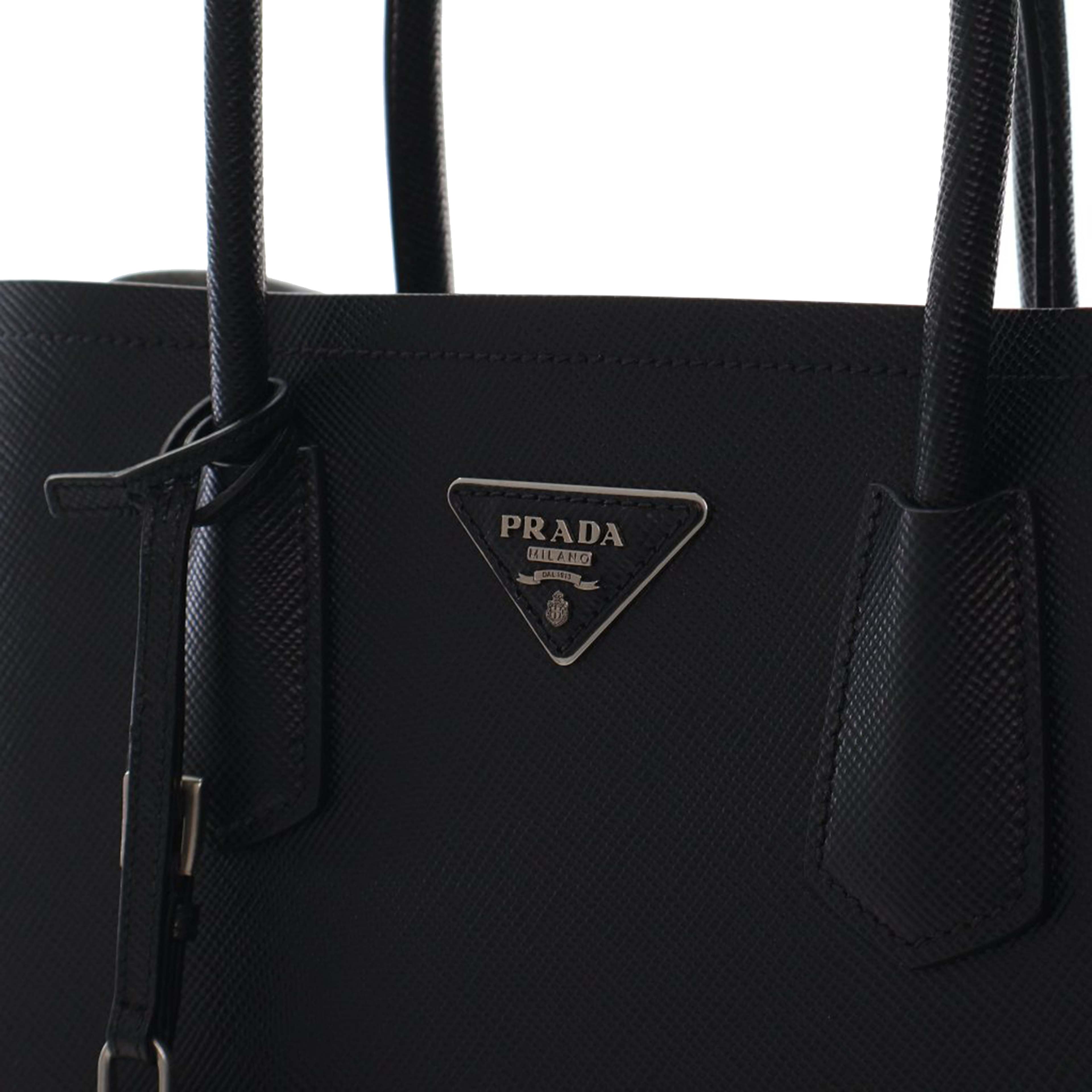 Prada Medium Saffiano Cuir Double Satchel, från Luxclusif, i färgen black. Klicka för att öppna bilden i stort format
