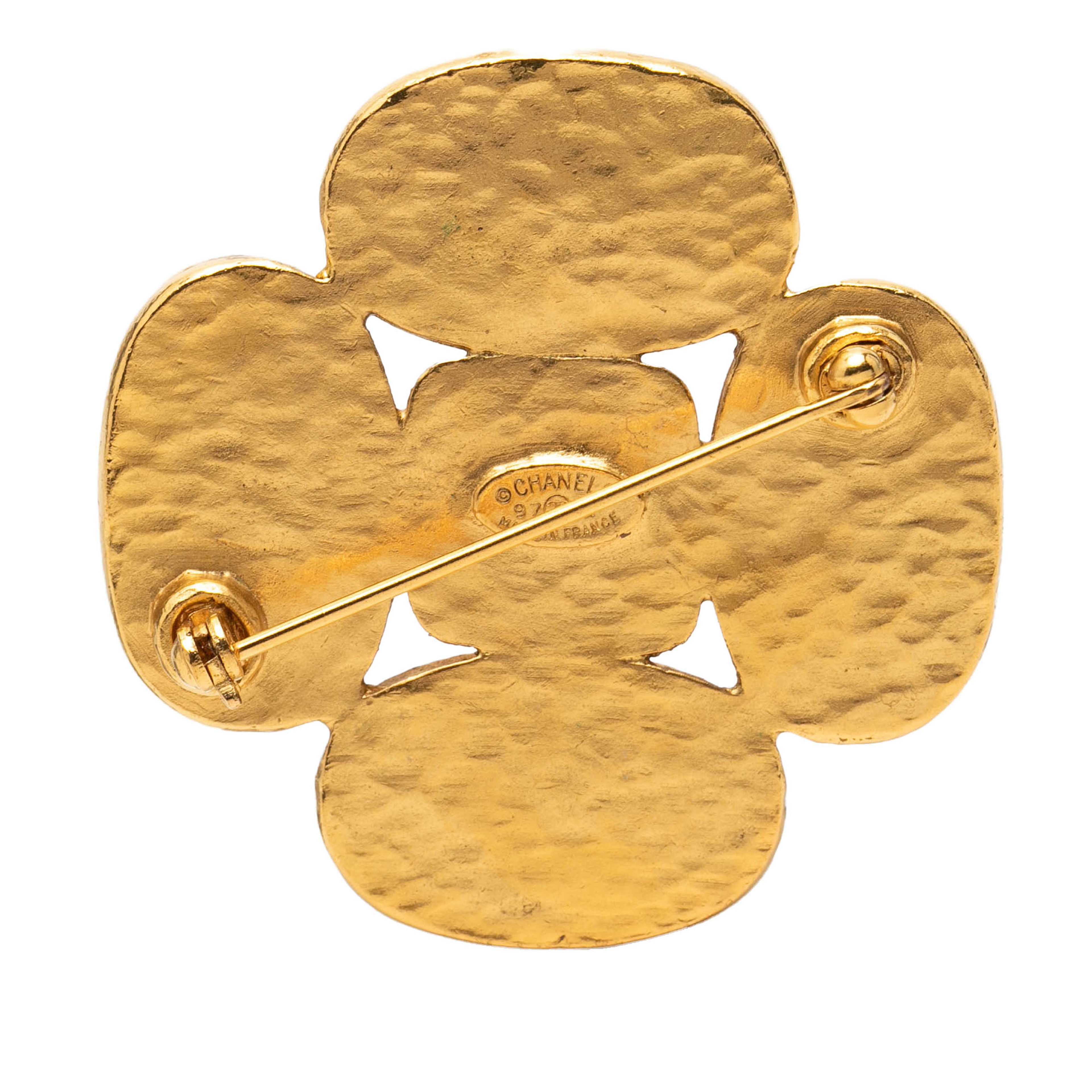 Chanel Cc Gold Plated Gripoix Clover Brooch, från Luxclusif, i färgen guld. Klicka för att öppna bilden i stort format