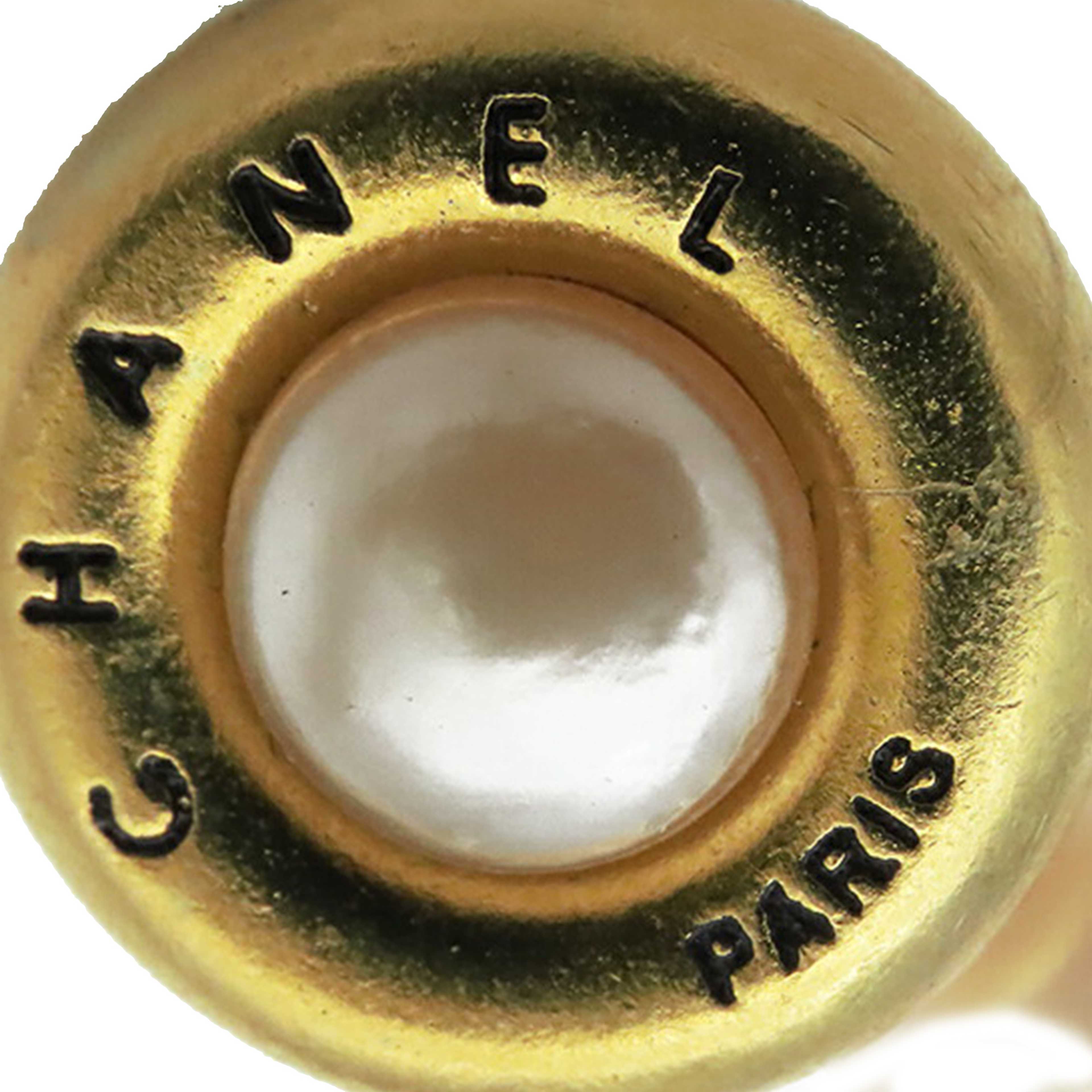 Chanel Gold Plated Faux Pearl Cufflinks, från Luxclusif, i färgen gold. Klicka för att öppna bilden i stort format