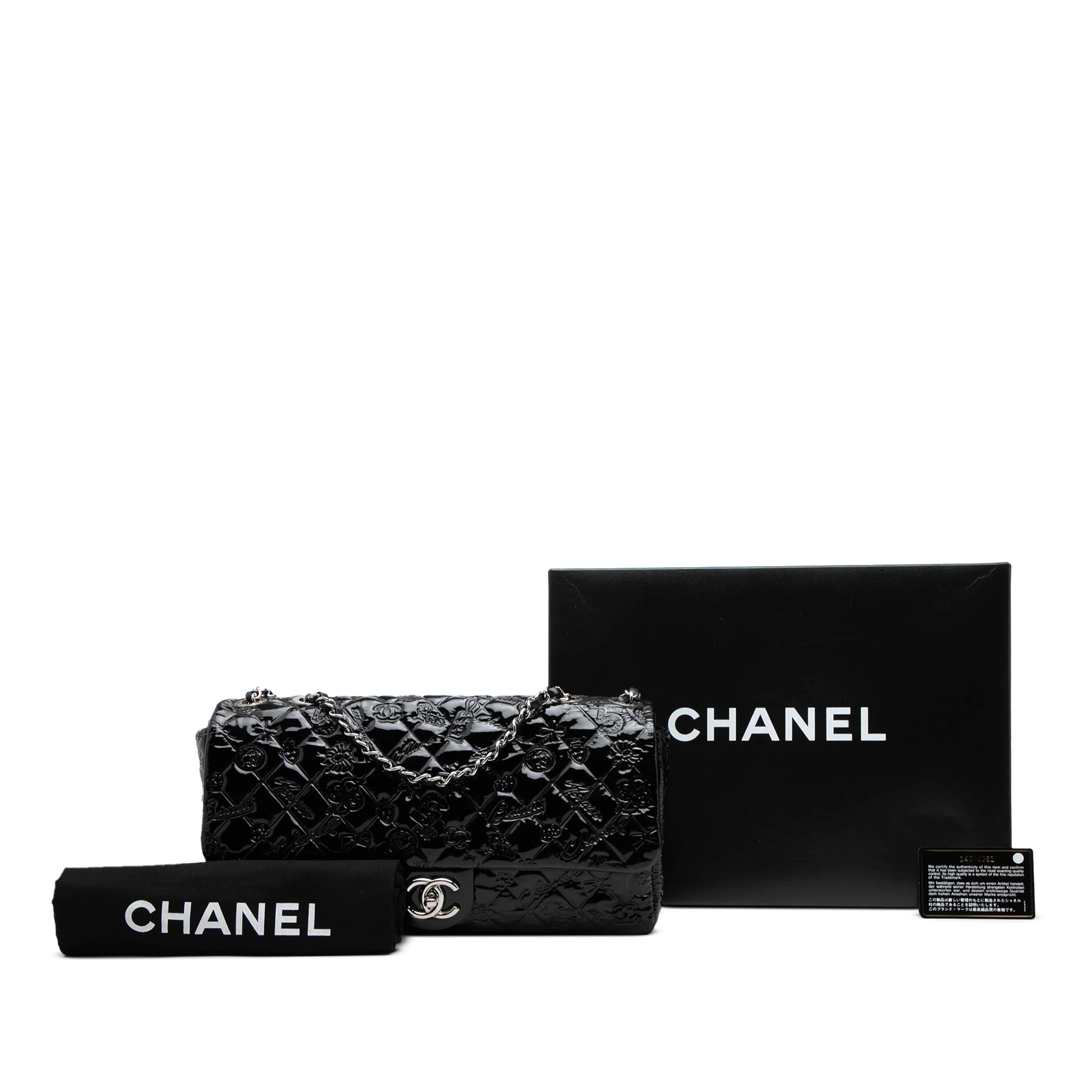Chanel Jumbo Patent Embossed Lucky Symbols Flap, från Luxclusif, i färgen svart. Klicka för att öppna bilden i stort format
